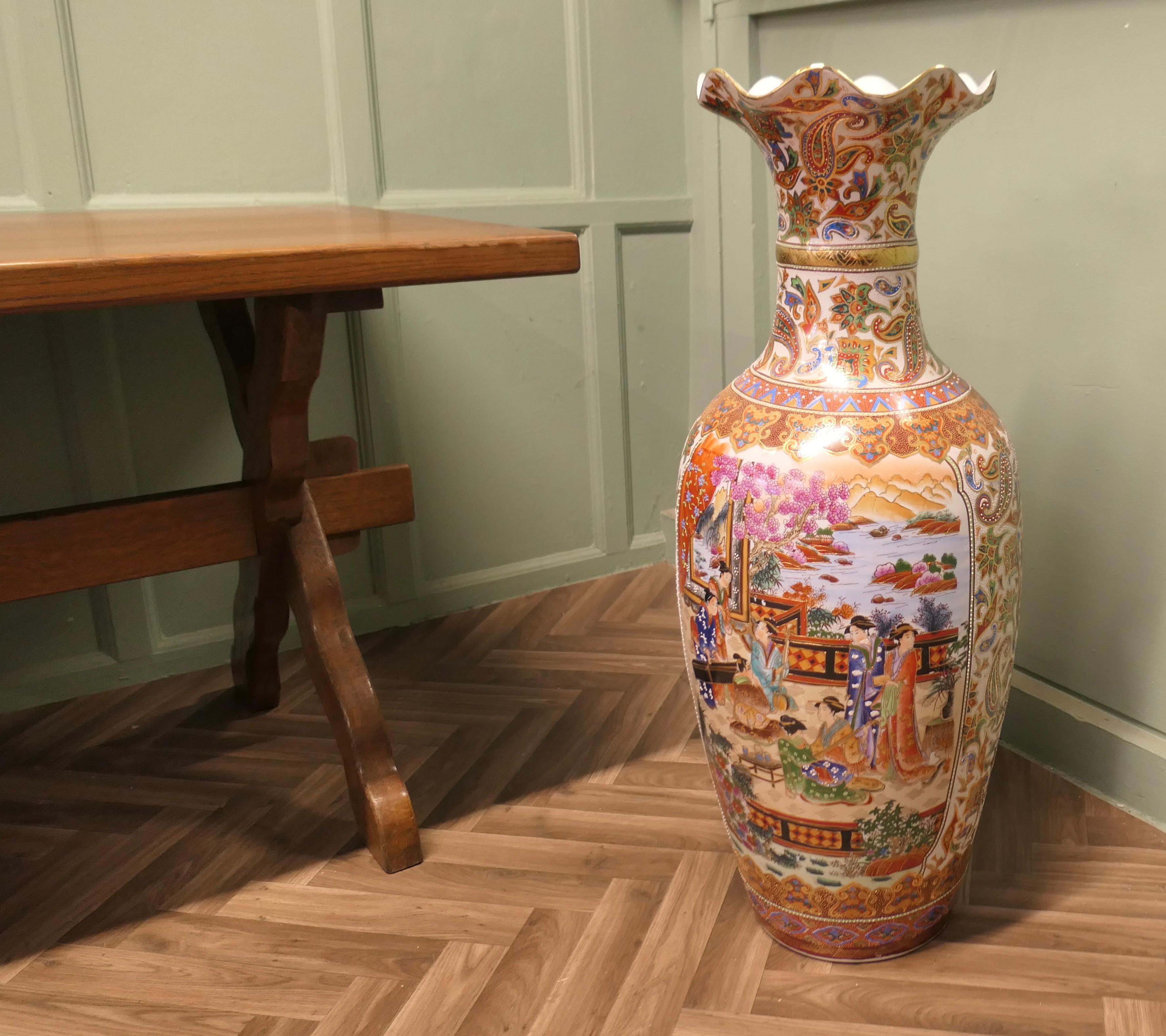 Eine sehr große orientalische Satsuma-Keramikvase   Dies ist ein großartiges Statement-Stück (Japonismus) im Angebot