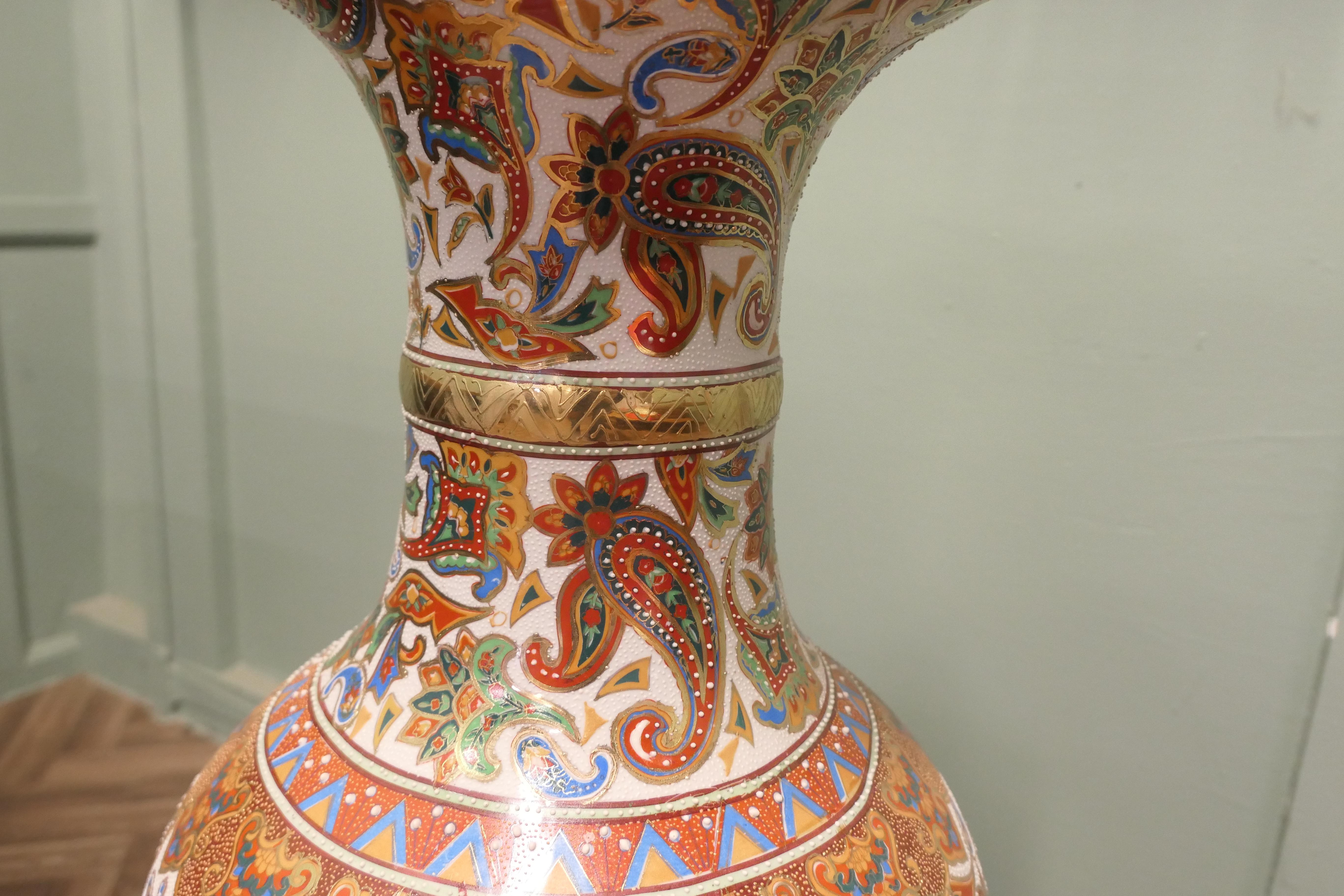 Eine sehr große orientalische Satsuma-Keramikvase   Dies ist ein großartiges Statement-Stück im Zustand „Gut“ im Angebot in Godshill, Isle of Wight