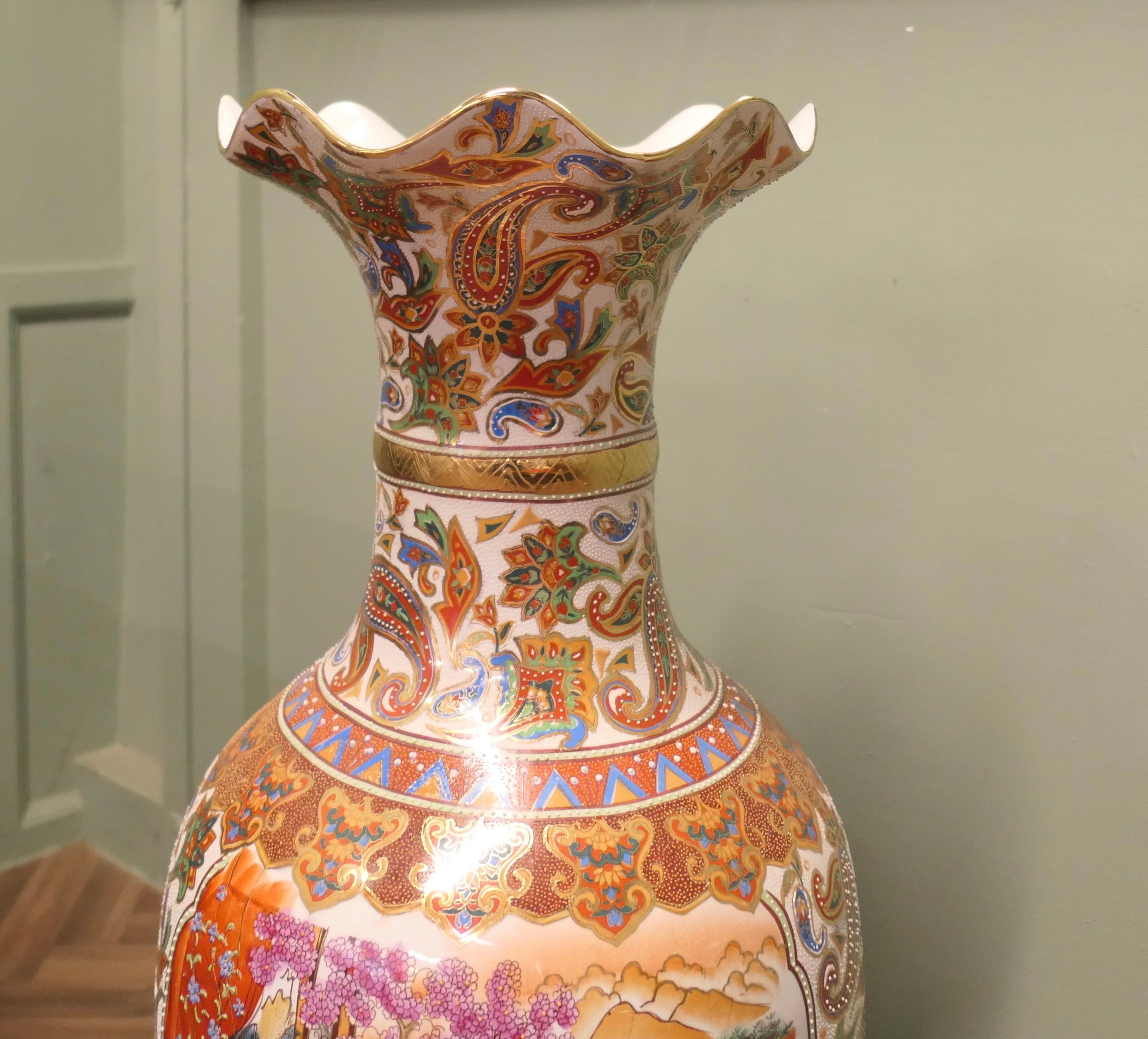 Eine sehr große orientalische Satsuma-Keramikvase   Dies ist ein großartiges Statement-Stück (Ende des 20. Jahrhunderts) im Angebot