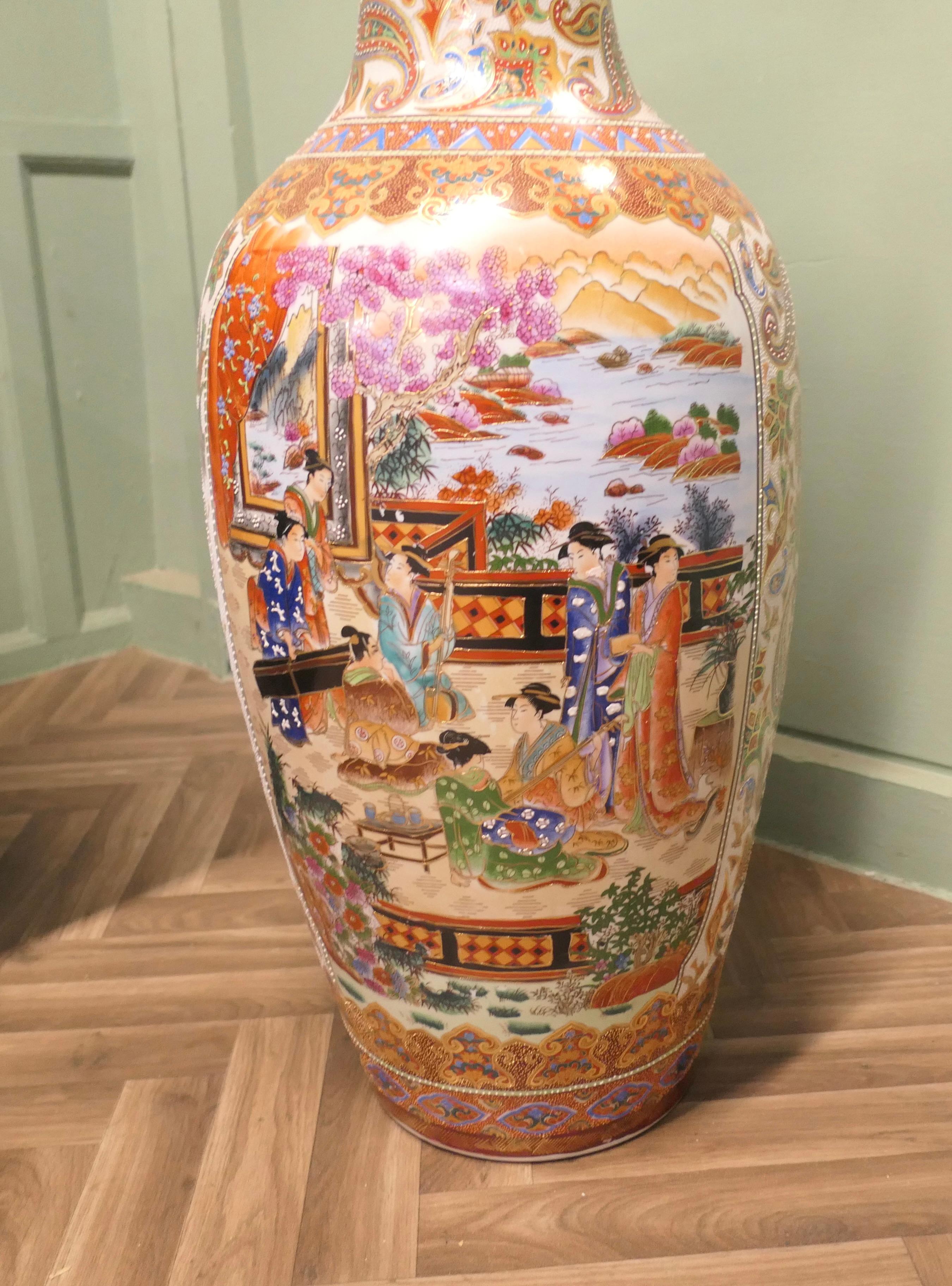 Eine sehr große orientalische Satsuma-Keramikvase   Dies ist ein großartiges Statement-Stück im Angebot 1