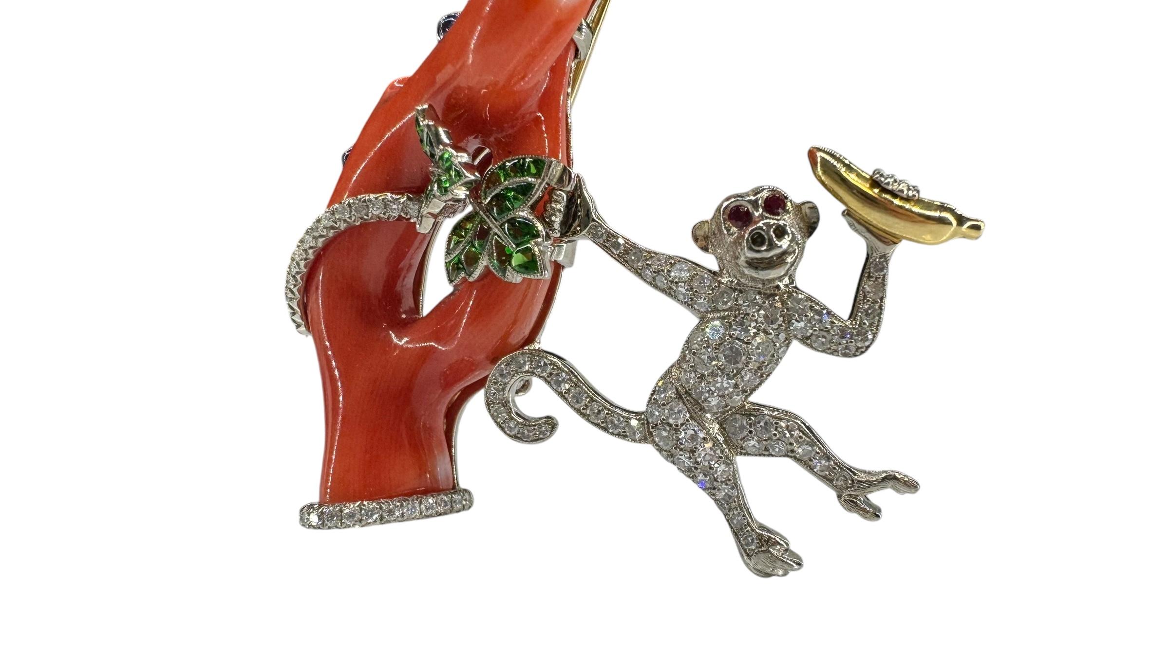 Un broche de oro de 18 quilates muy singular, un mono engastado con diamantes sobre una rama de árbol de coral Moderno en venta