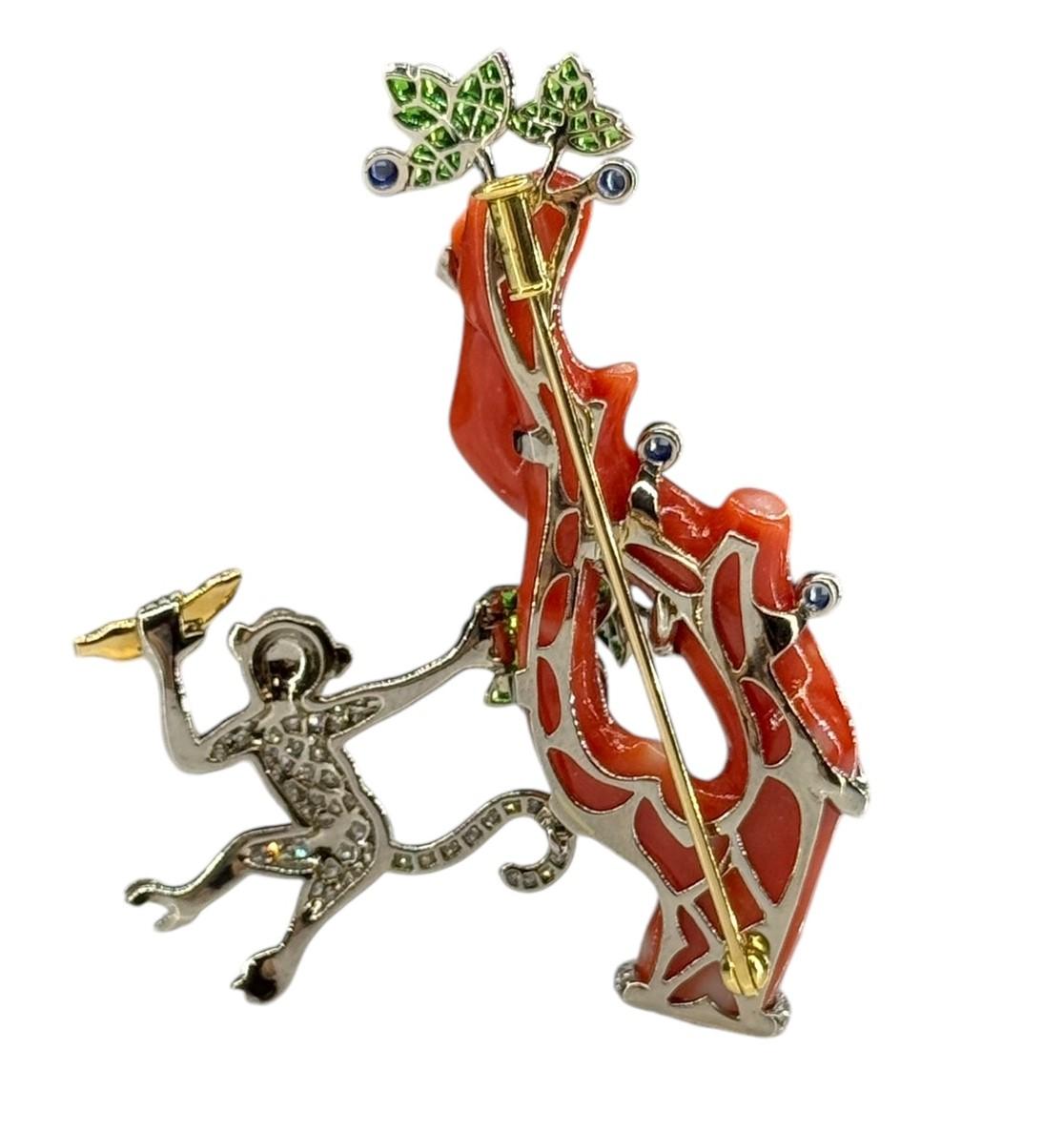 Un broche de oro de 18 quilates muy singular, un mono engastado con diamantes sobre una rama de árbol de coral Corte brillante en venta