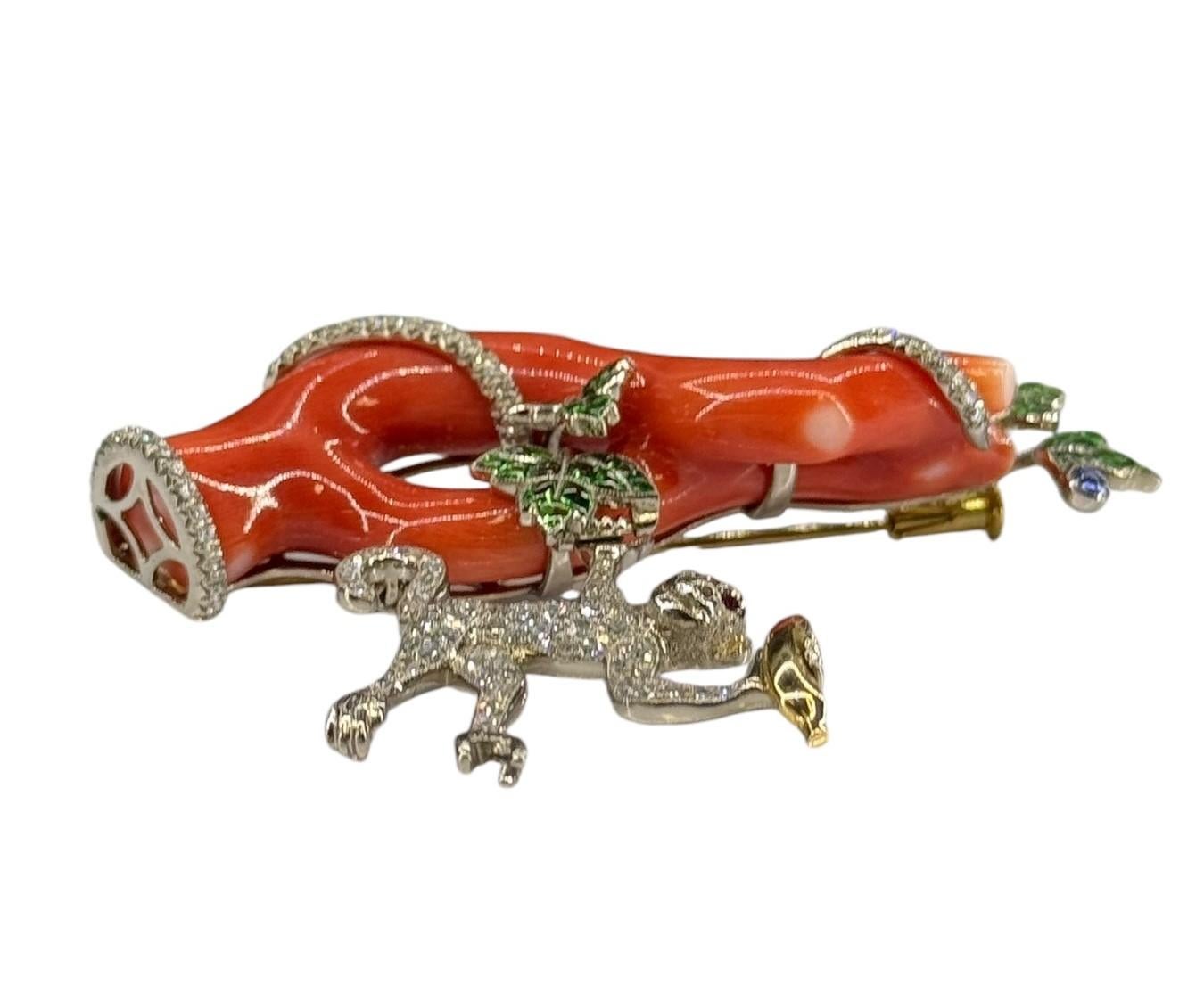 Un broche de oro de 18 quilates muy singular, un mono engastado con diamantes sobre una rama de árbol de coral en Excelente estado para la venta en Tel Aviv-Yafo, IL