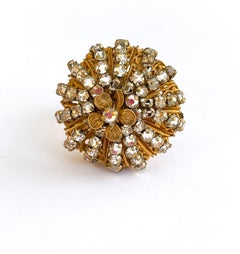 Anillo muy inusual de metal dorado y montes rosas, Miriam Haskell, EE.UU., años sesenta.