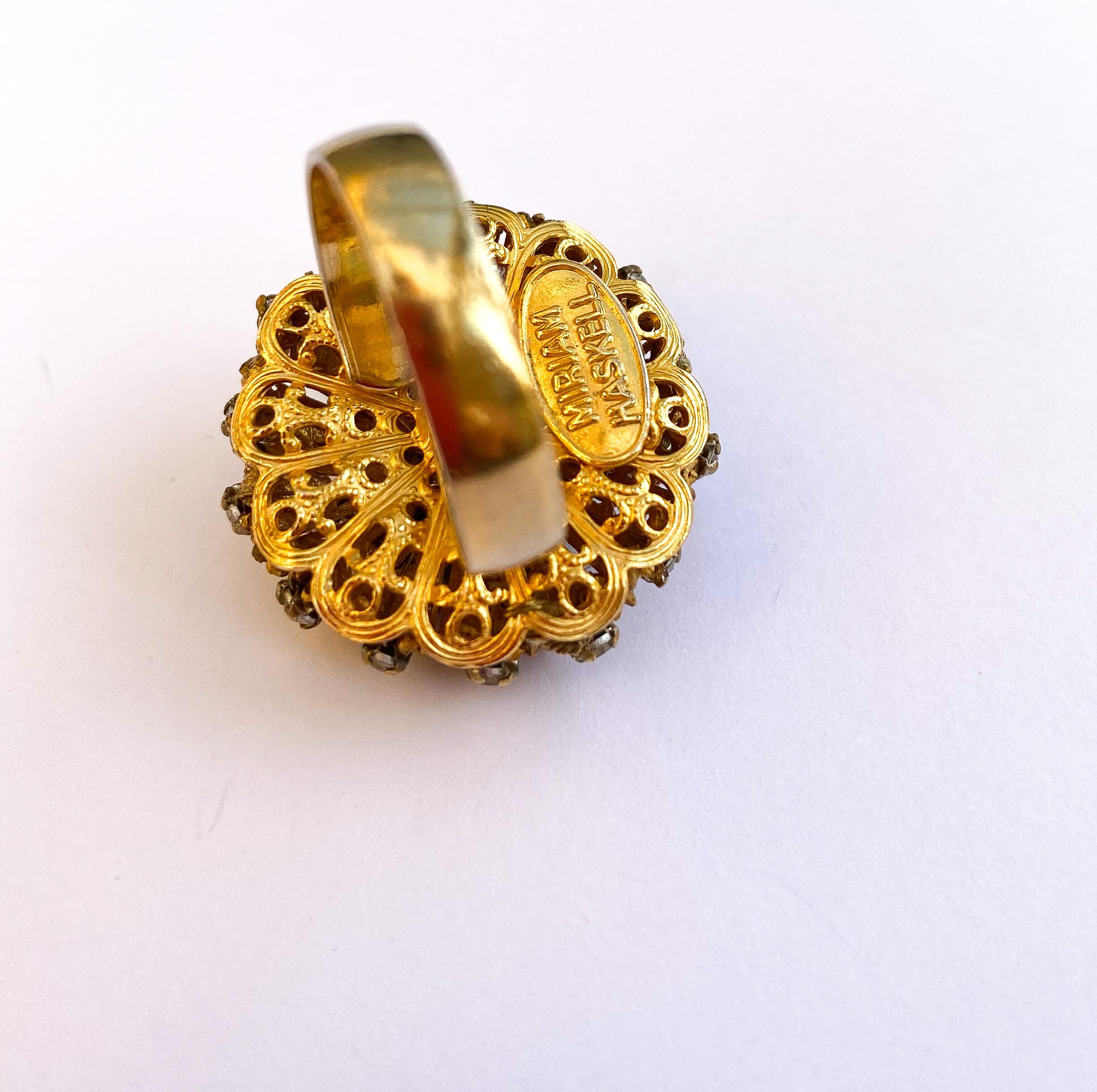 Ein sehr ungewöhnlicher montes-Ring aus vergoldetem Metall und Rosen, Miriam Haskell, USA, 1960er Jahre. im Zustand „Hervorragend“ im Angebot in Greyabbey, County Down