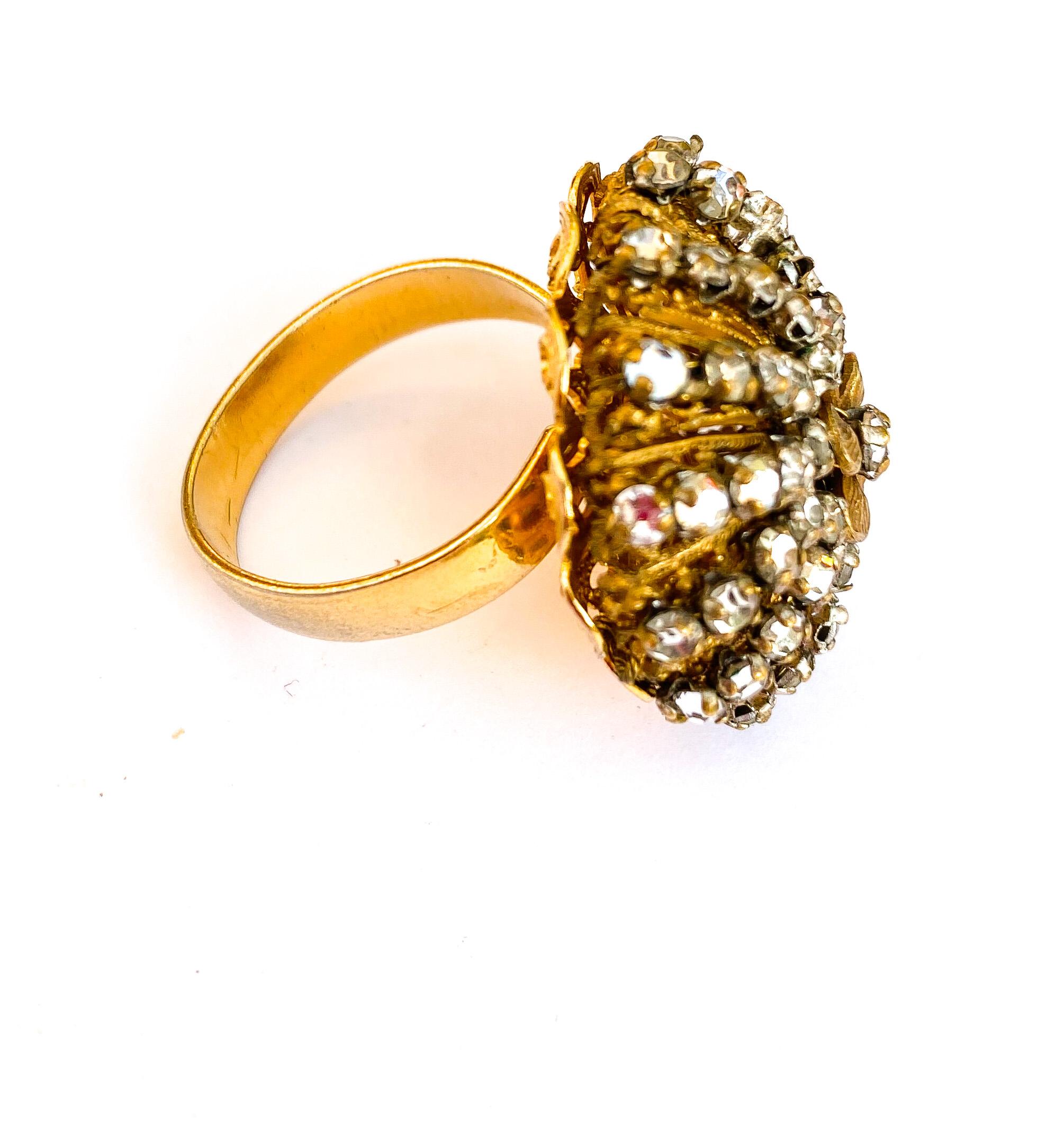 Ein sehr ungewöhnlicher montes-Ring aus vergoldetem Metall und Rosen, Miriam Haskell, USA, 1960er Jahre. Damen im Angebot