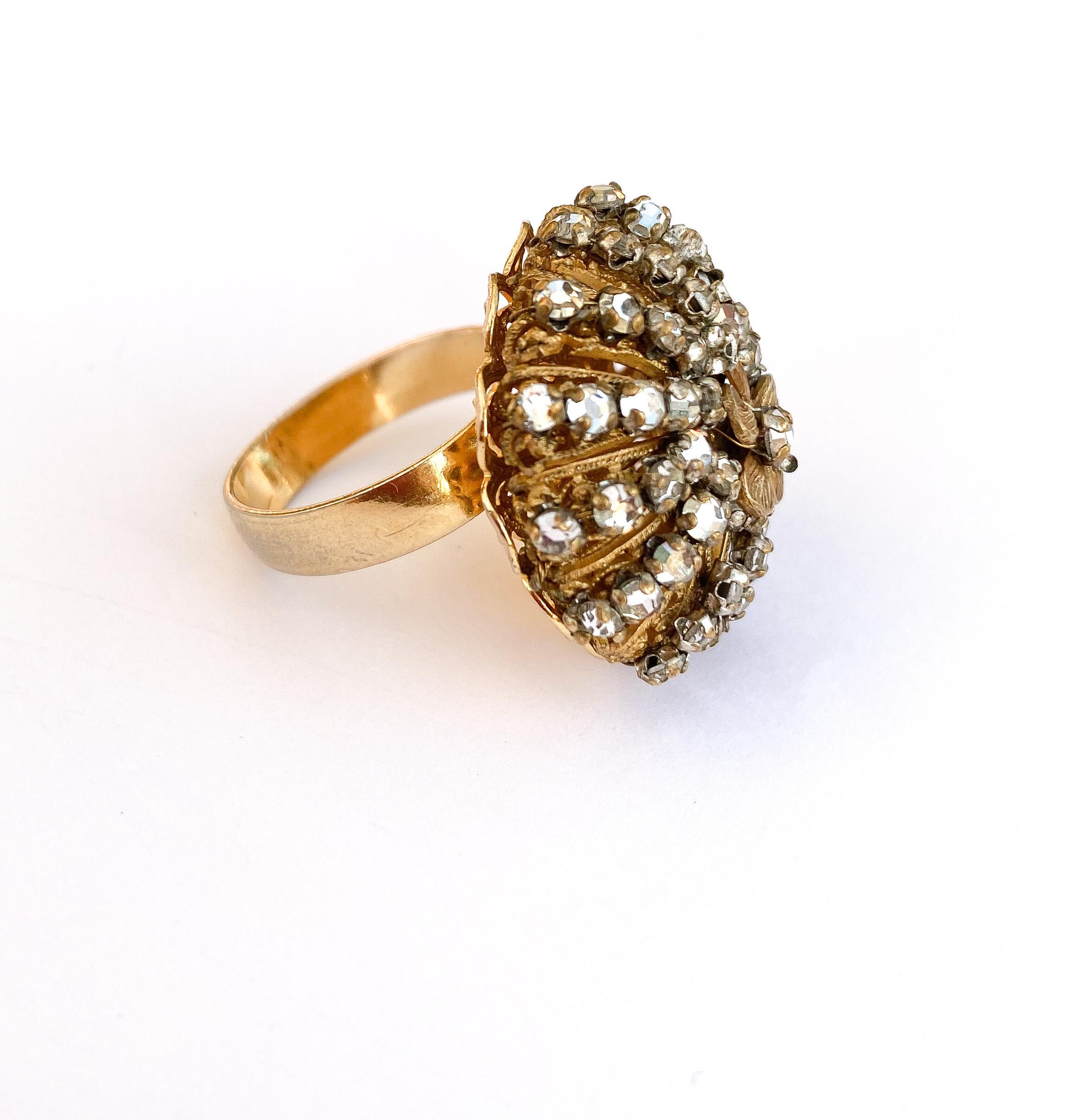 A very unusual gilt metal and rose montes ring, Miriam Haskell, USA, 1960s. In Excellent Condition For Sale In Greyabbey, County Down