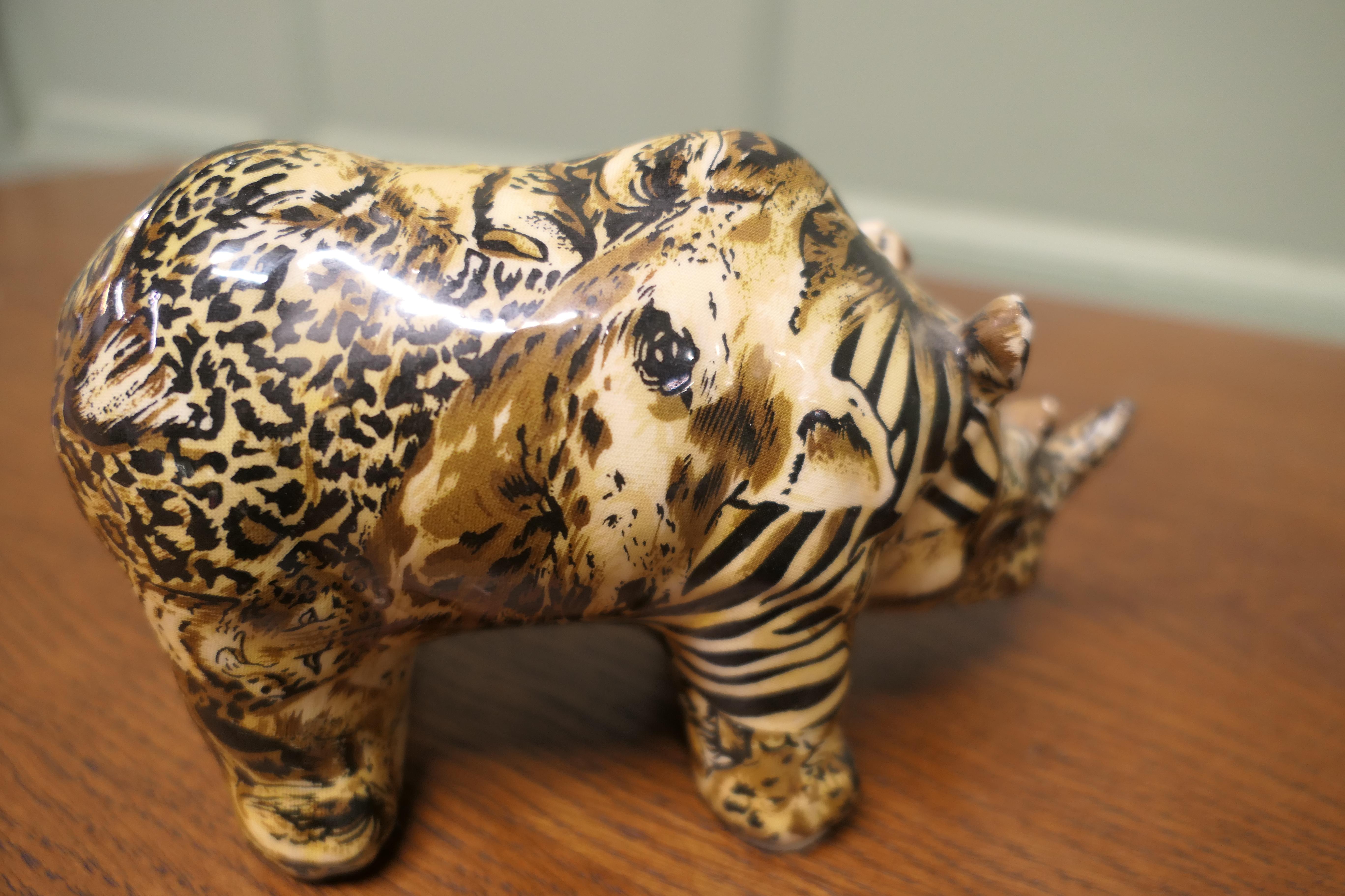 Un insolito rinoceronte in ceramica a collage patchwork. In condizioni buone in vendita a Godshill, Isle of Wight
