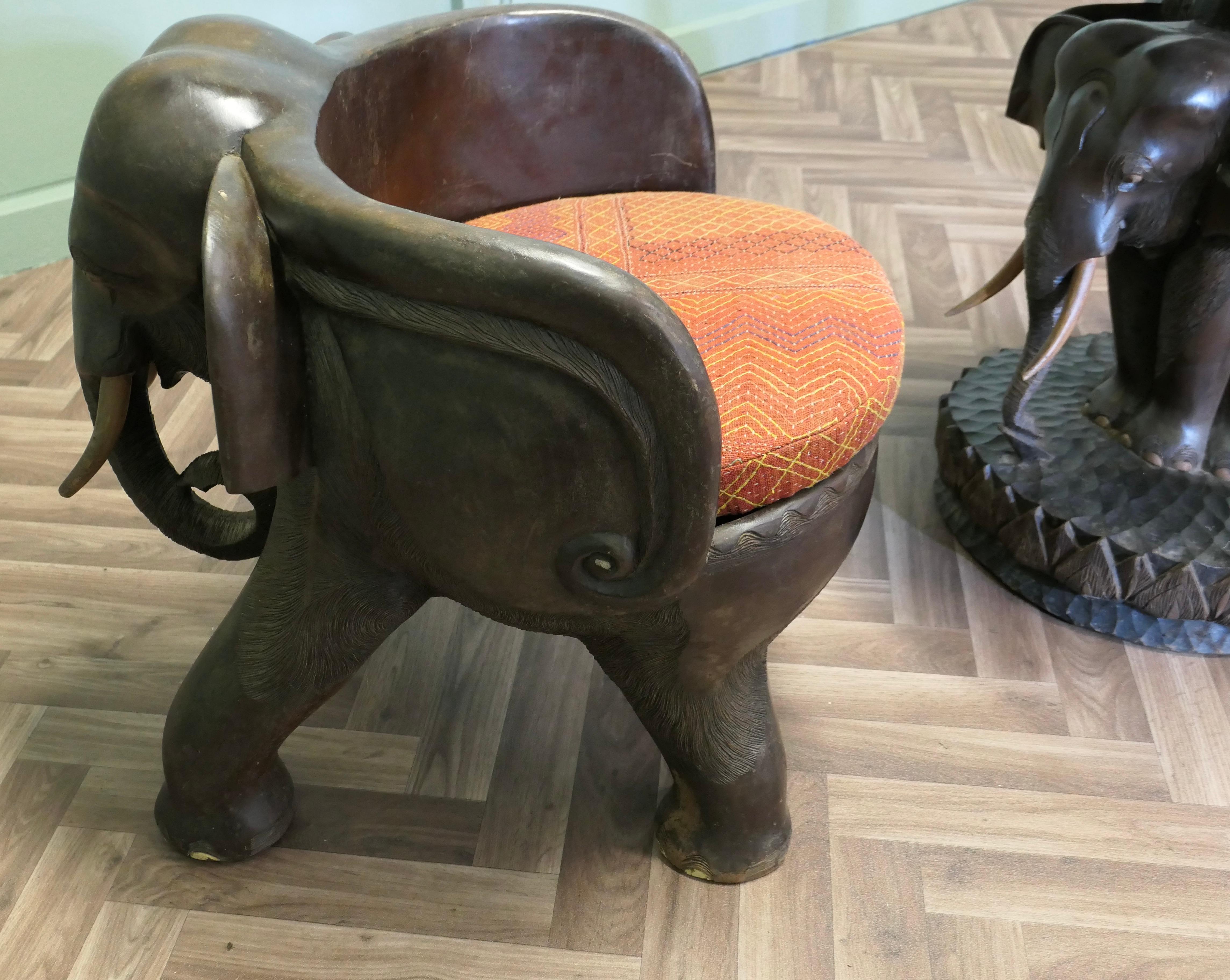 Un ensemble très inhabituel de chaises et de tables éléphants en vente 4
