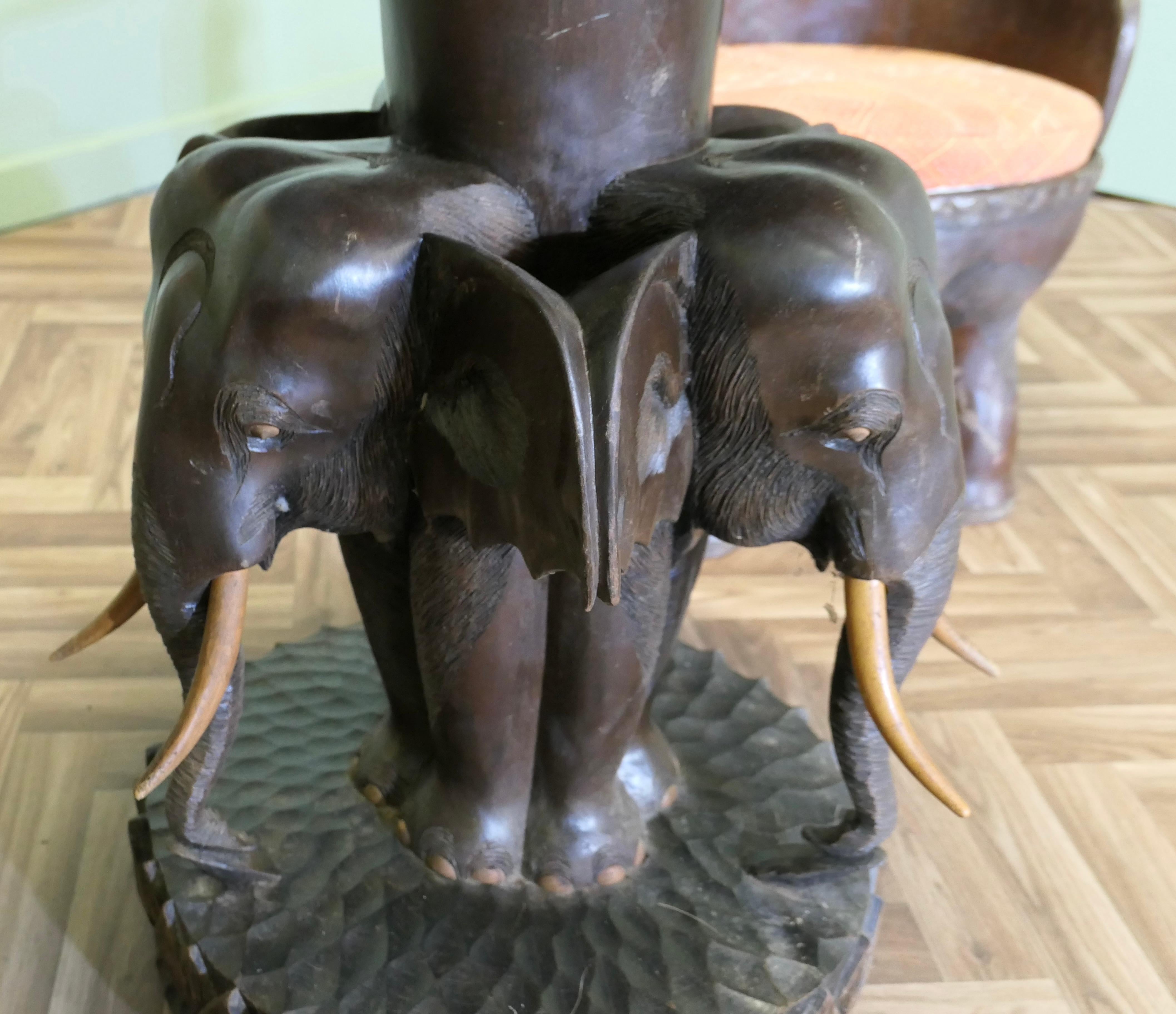 Un ensemble très inhabituel de chaises et de tables éléphants en vente 5