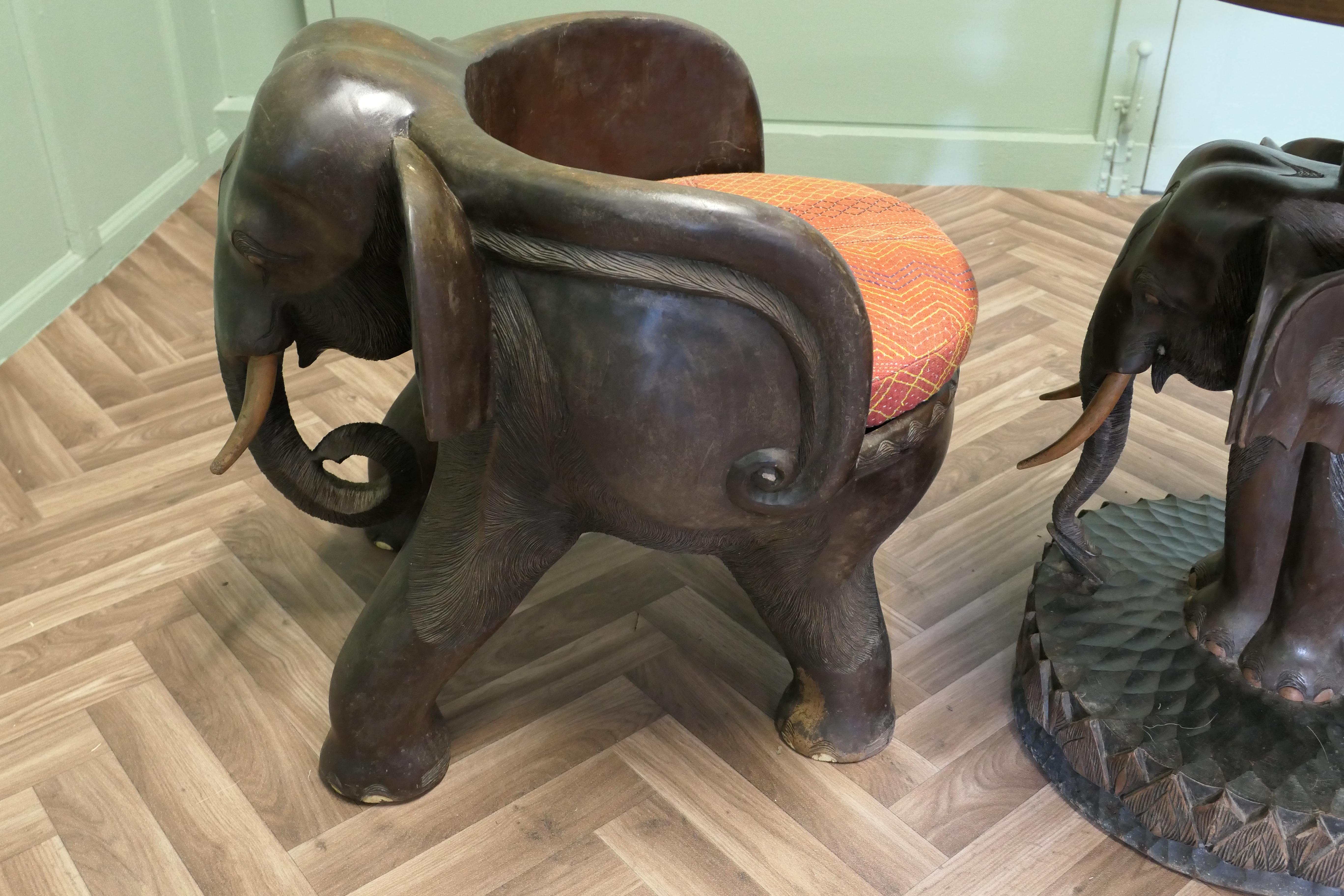 Un ensemble très inhabituel de chaises et de tables éléphants en vente 6