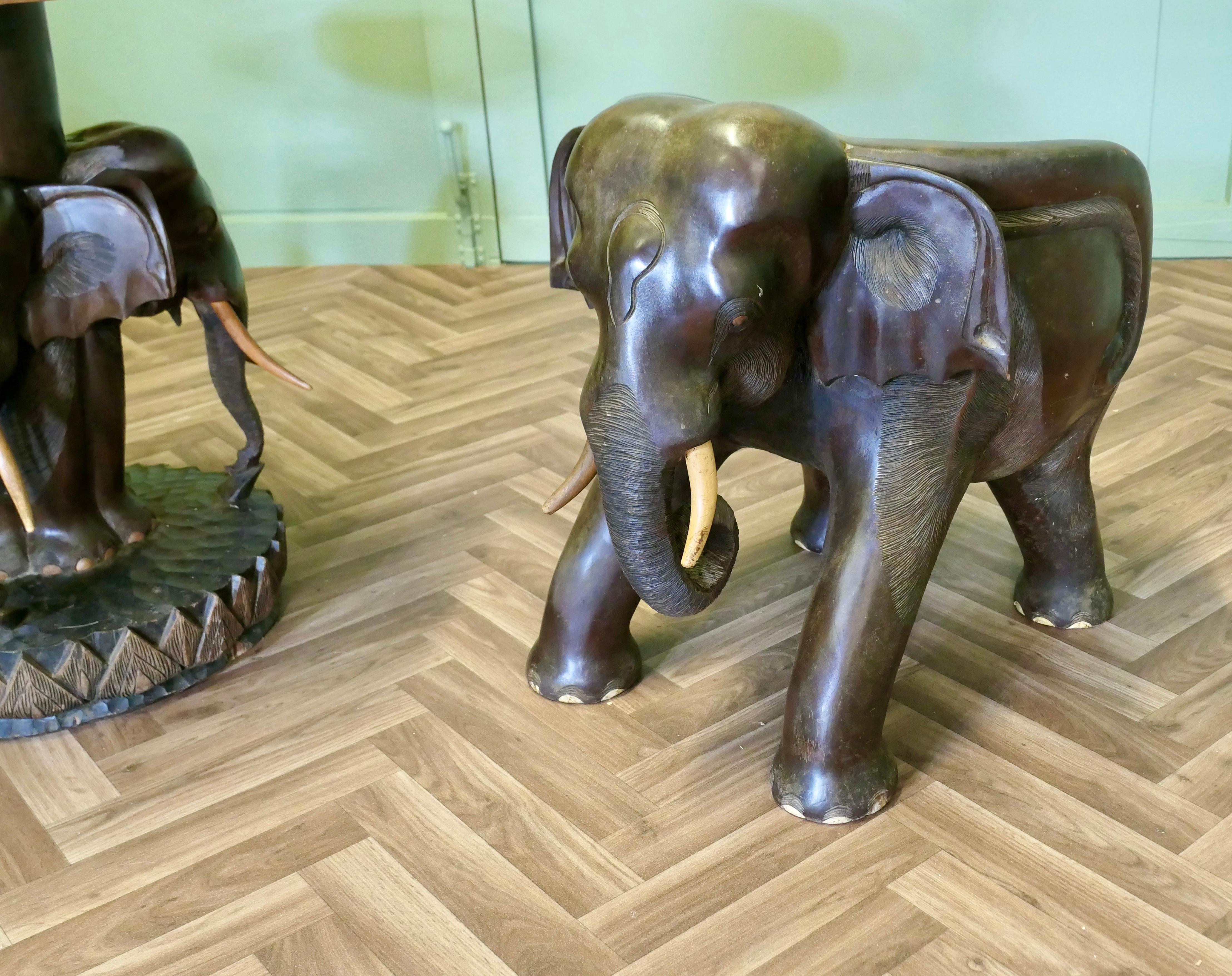 Un ensemble très inhabituel de chaises et de tables éléphants en vente 7