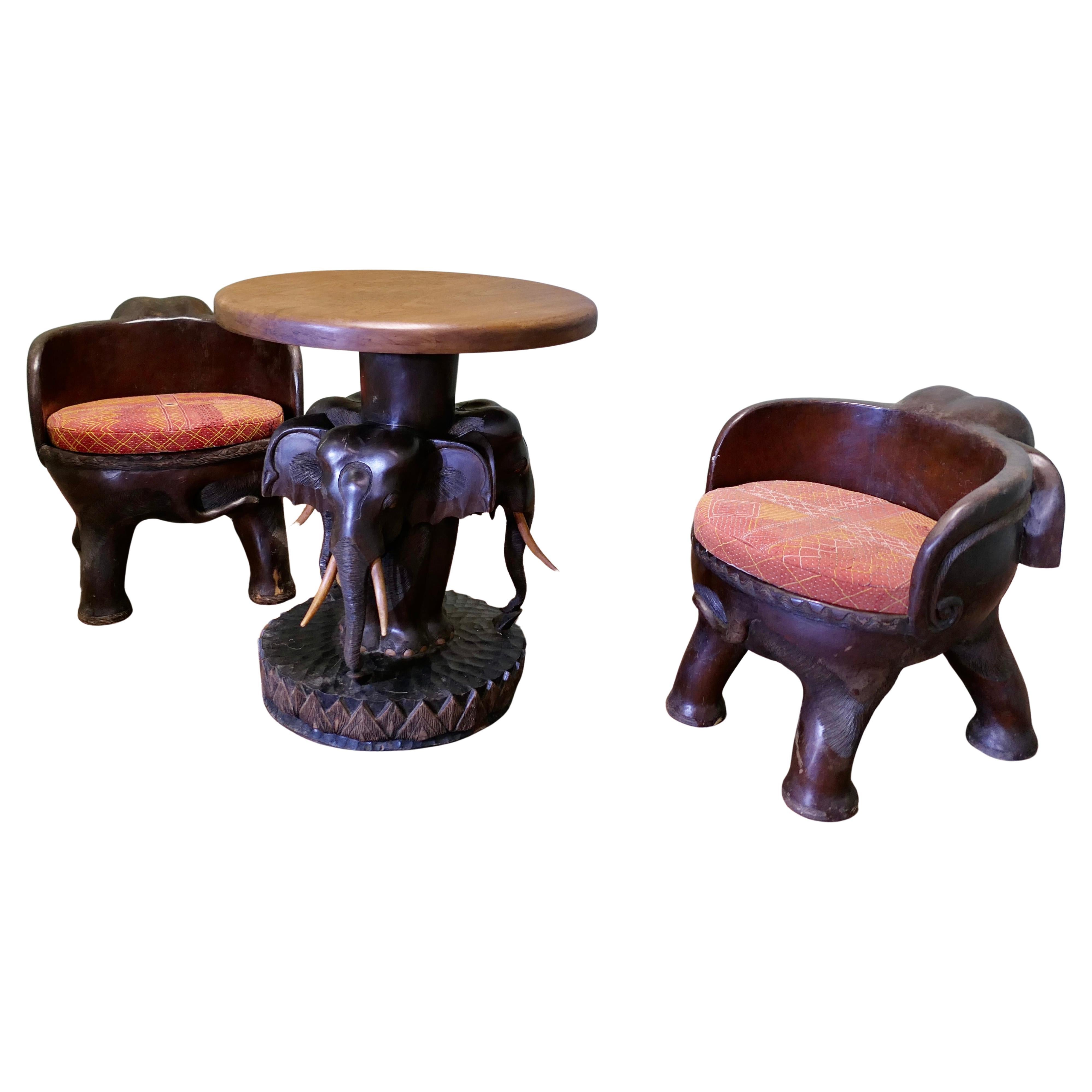 Anglo-indien Un ensemble très inhabituel de chaises et de tables éléphants en vente