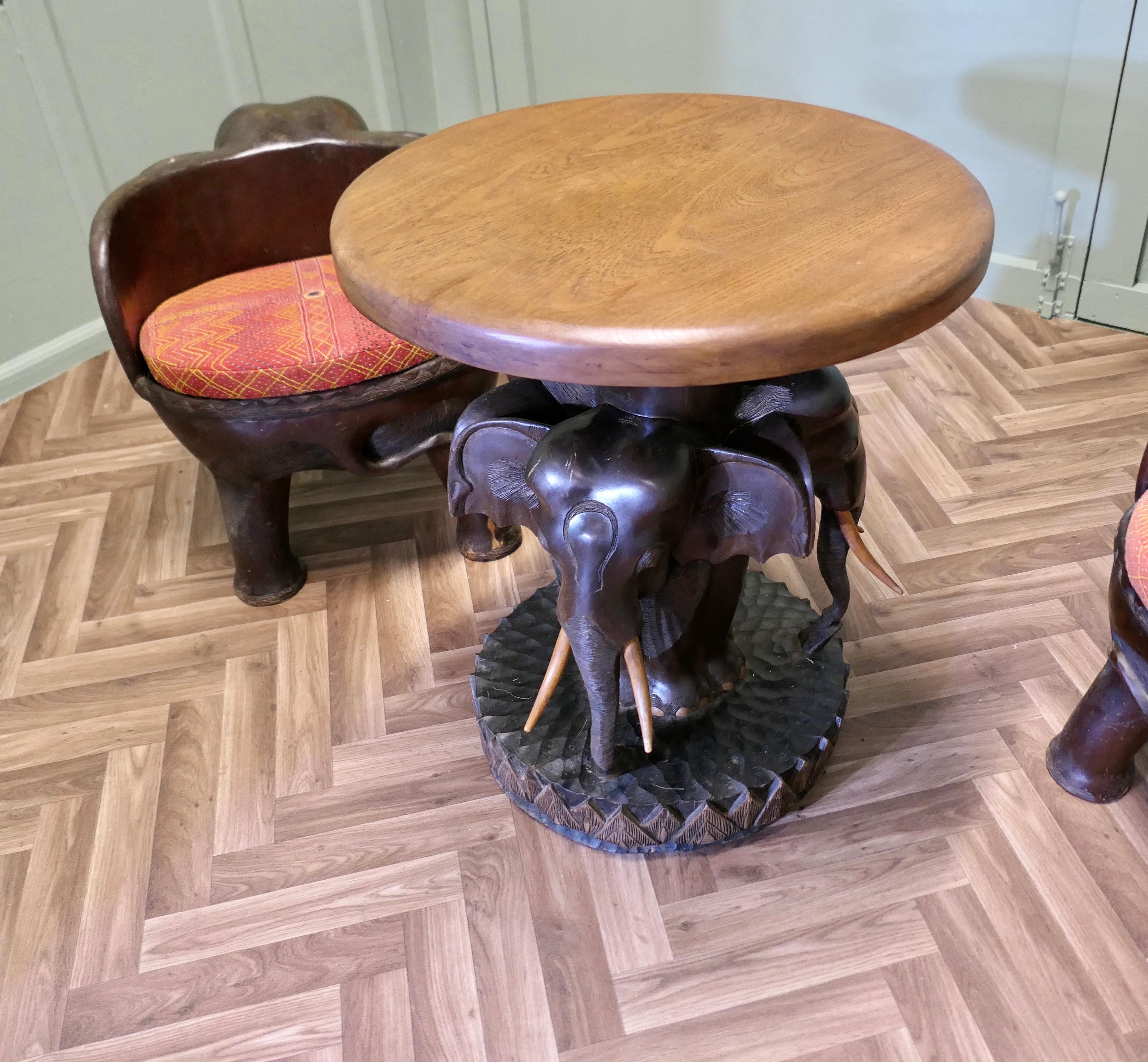 Un ensemble très inhabituel de chaises et de tables éléphants Bon état - En vente à Godshill, Isle of Wight