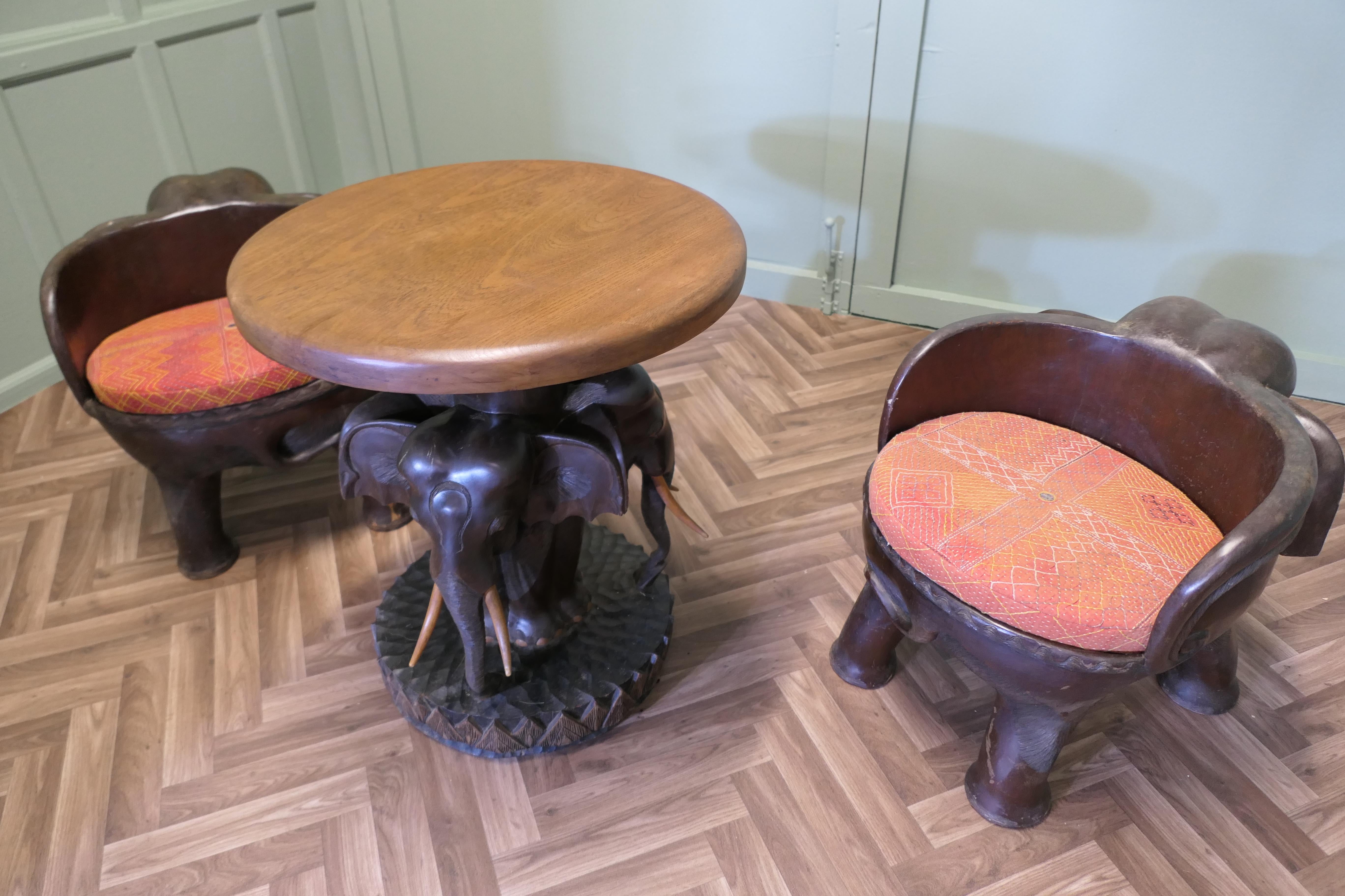 20ième siècle Un ensemble très inhabituel de chaises et de tables éléphants en vente