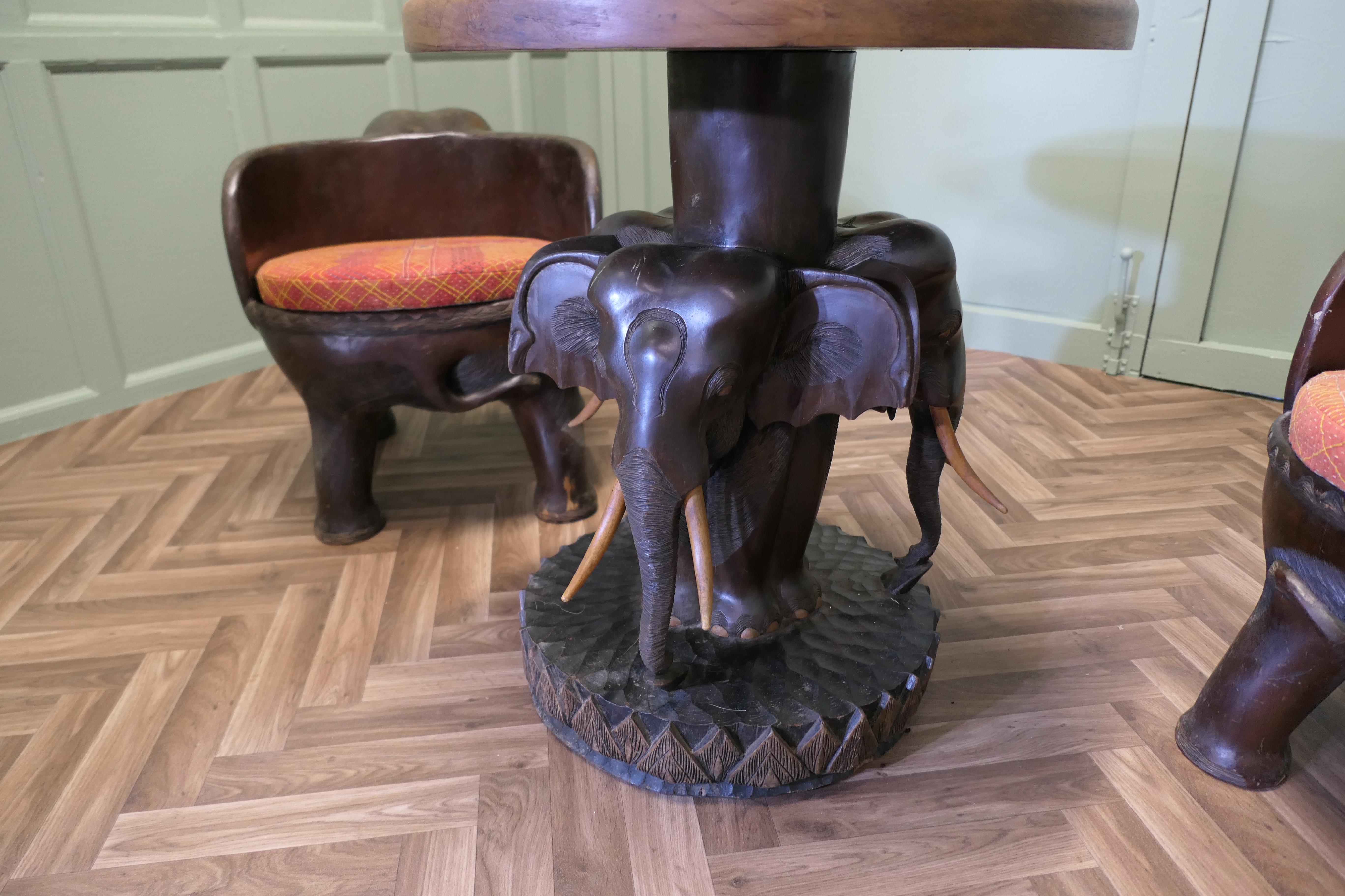 Bois de feuillus Un ensemble très inhabituel de chaises et de tables éléphants en vente