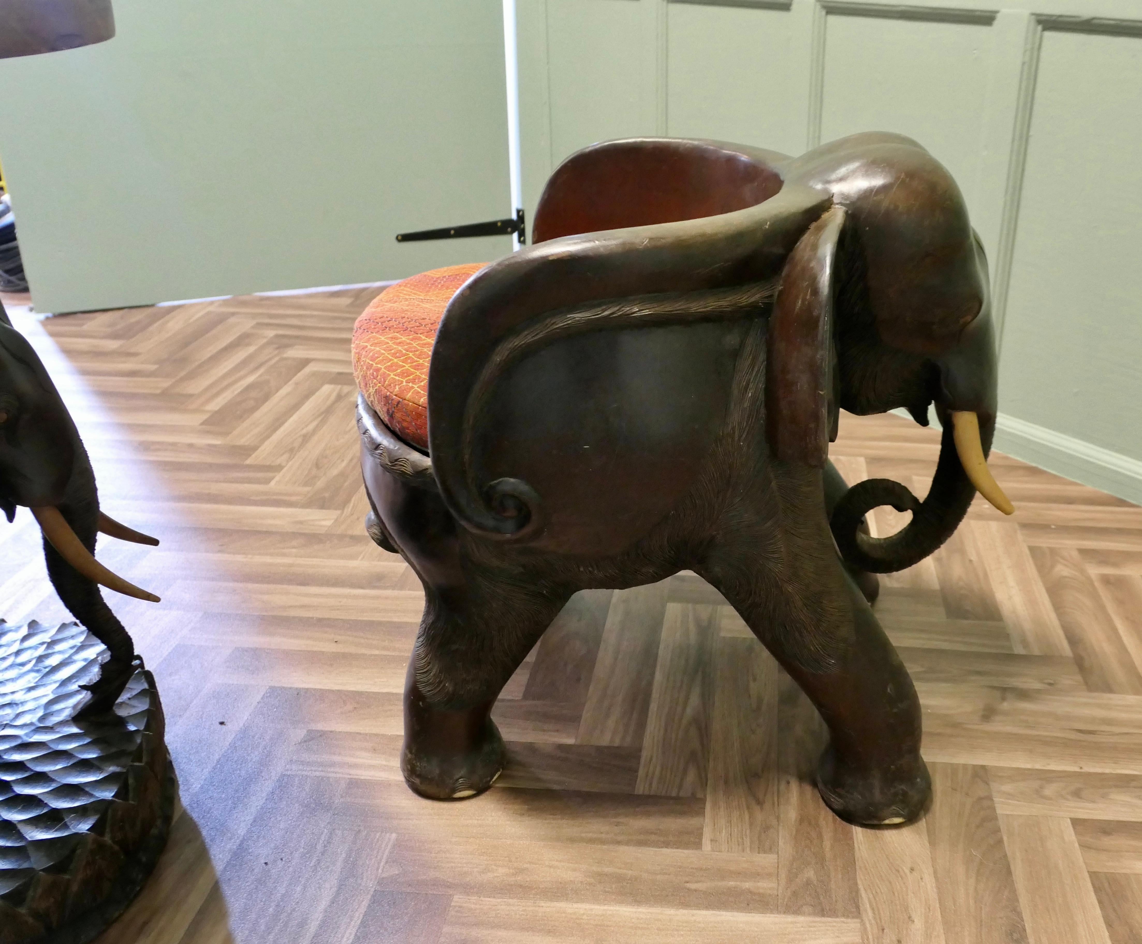 Un ensemble très inhabituel de chaises et de tables éléphants en vente 1