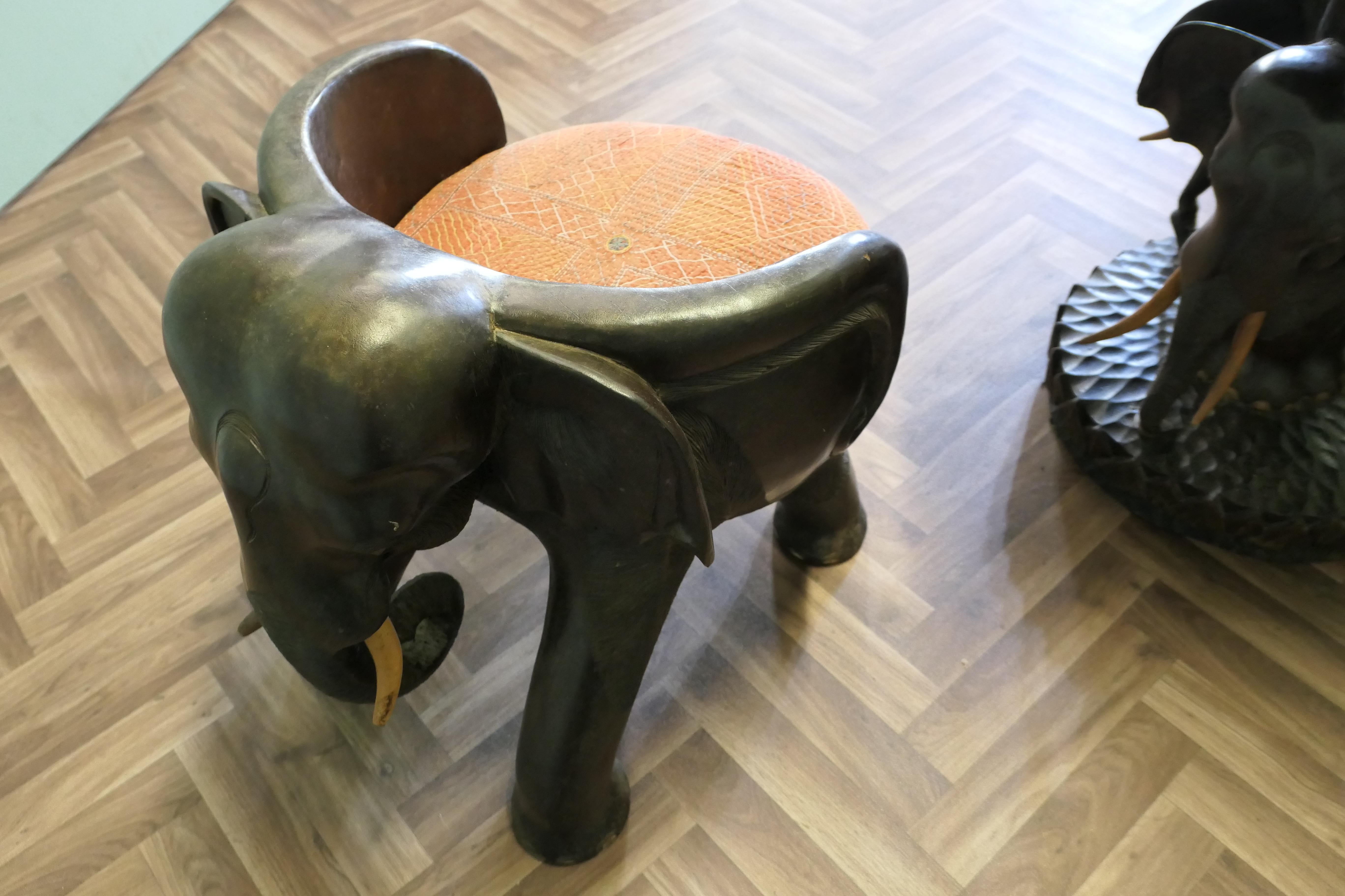 Un ensemble très inhabituel de chaises et de tables éléphants en vente 2