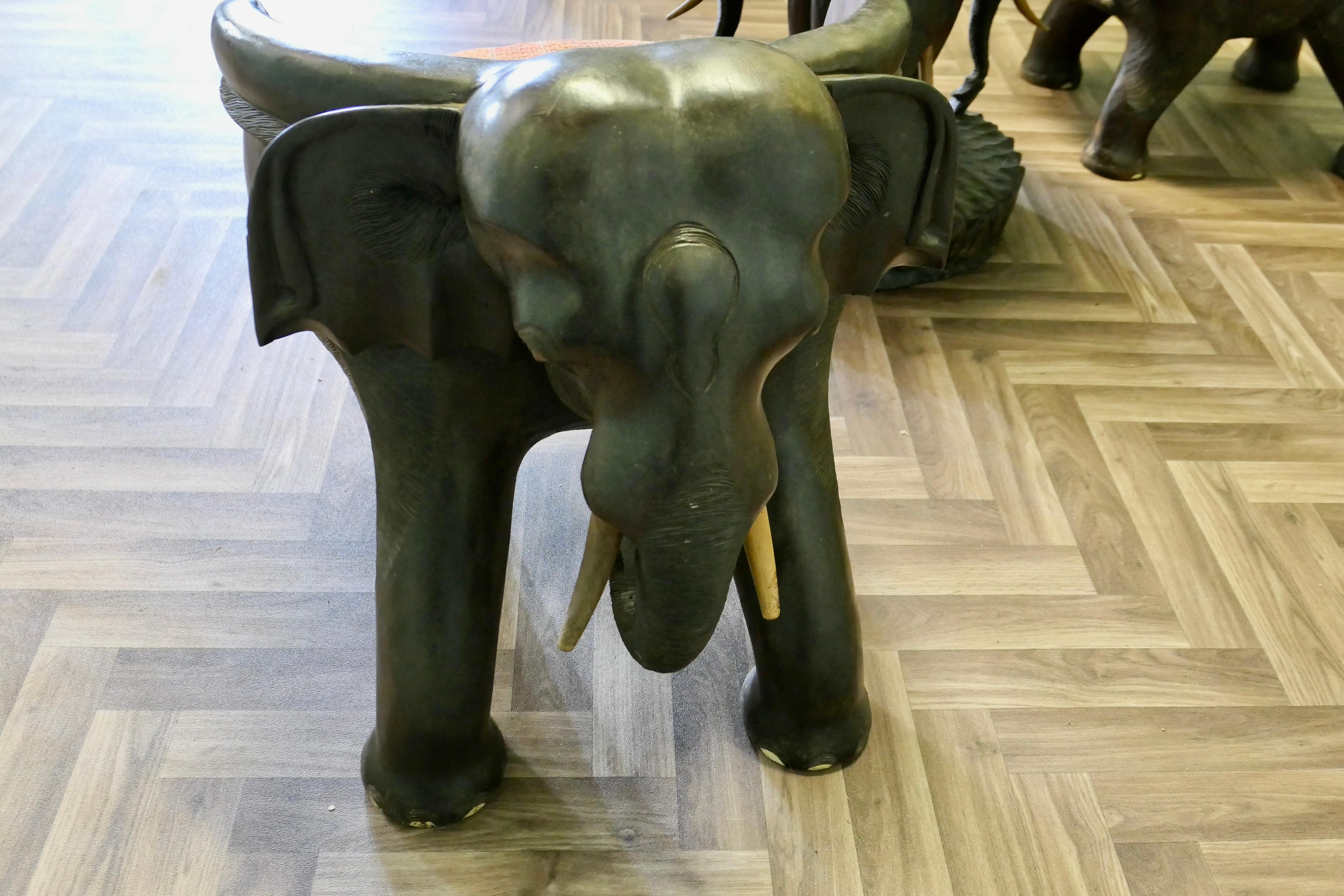 Un ensemble très inhabituel de chaises et de tables éléphants en vente 3