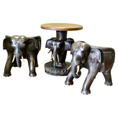 Un insolito set di sedie e tavolo a forma di elefante