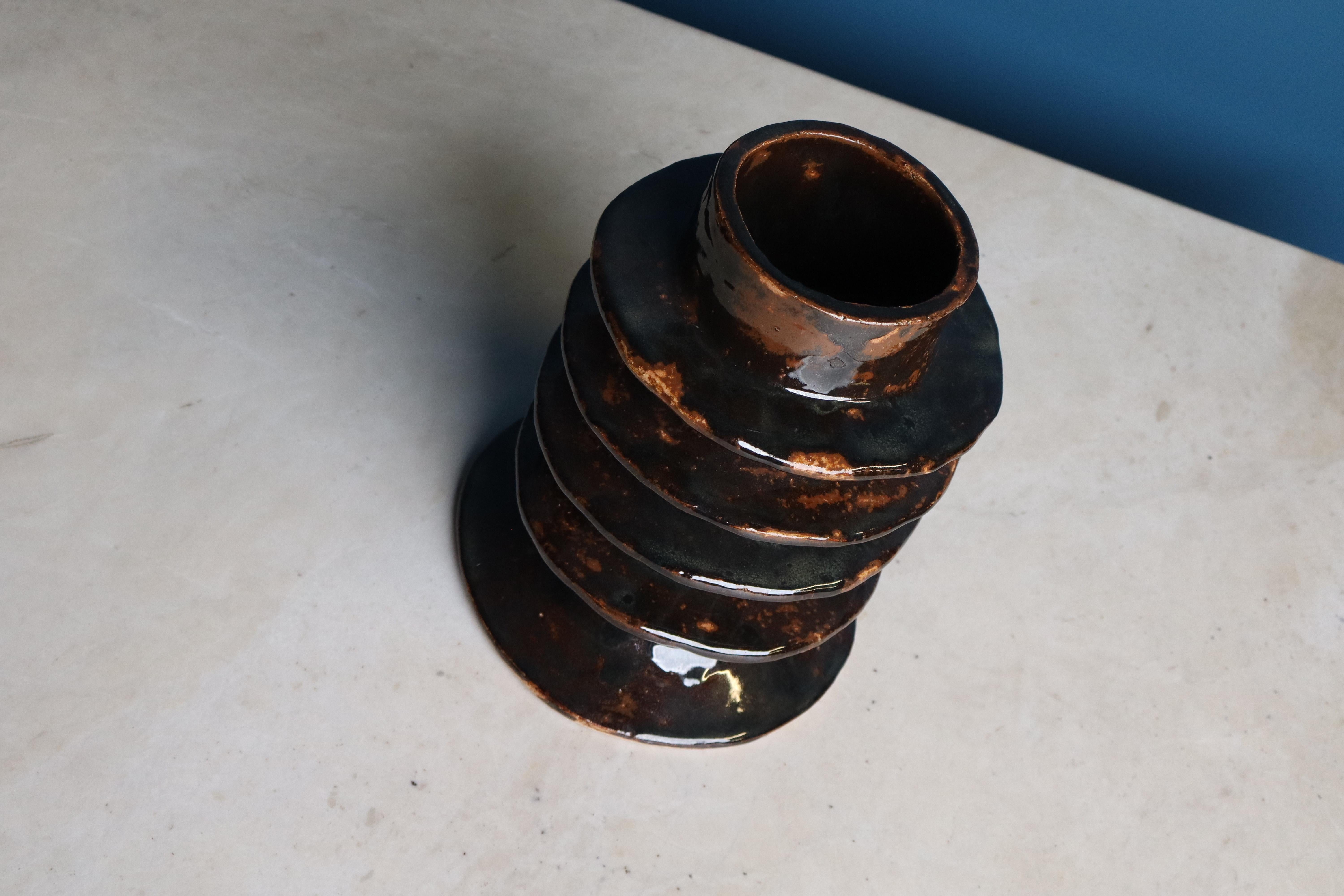 Questo vaso di grandi dimensioni della collezione Cordillera di Mariela Ceramica è arrotolato e modellato a mano nello studio belga dell'artista, dove ogni pezzo è realizzato come una dichiarazione unica. 
Come tutte le opere di Mariela Ceramica,