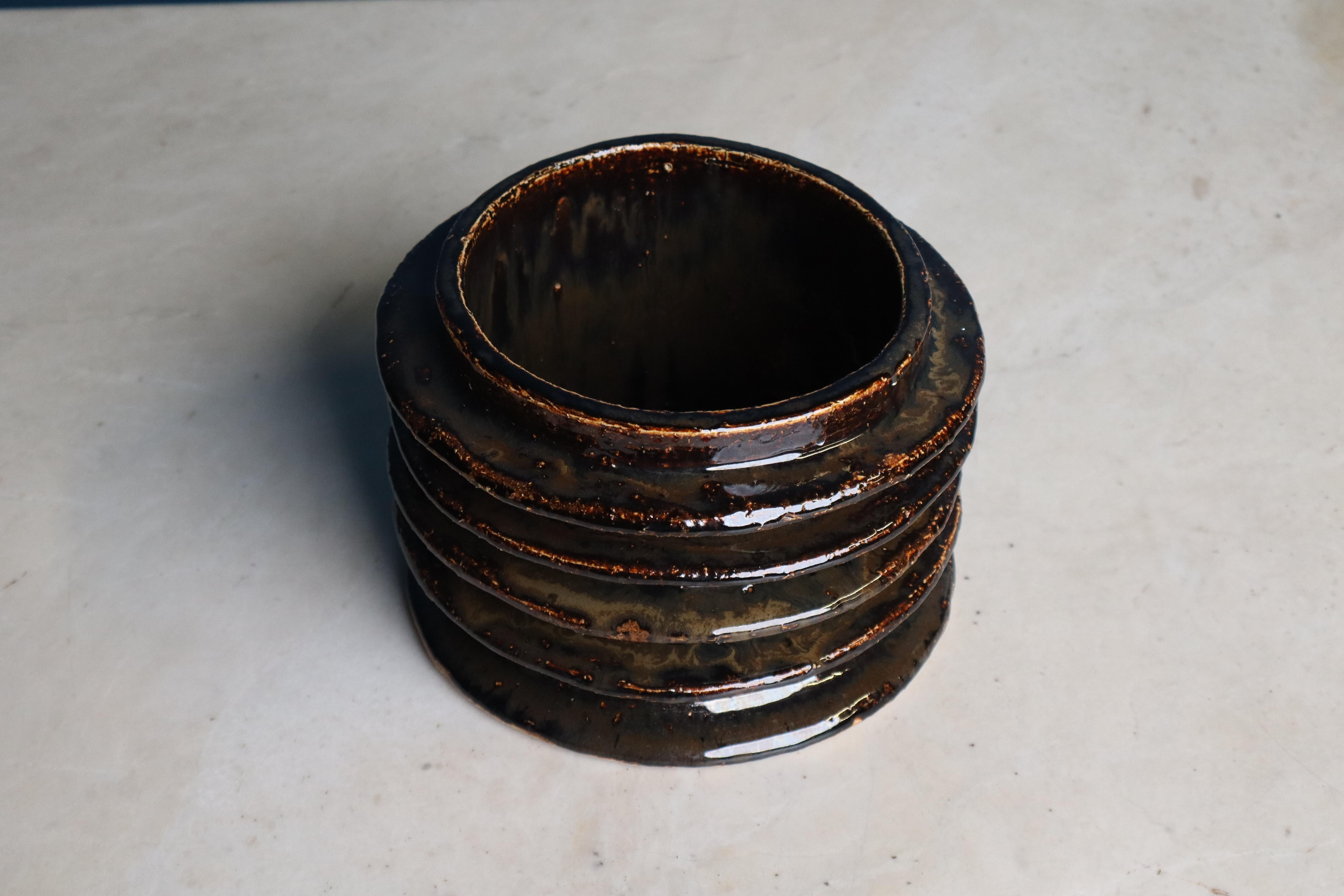 Este recipiente a gran escala de la colección Cordillera de Mariela Cerámica se enrolla y moldea a mano en el estudio belga de la artista, donde cada pieza se elabora como una declaración única. 
Como todas las obras de Mariela Cerámica, esta vasija