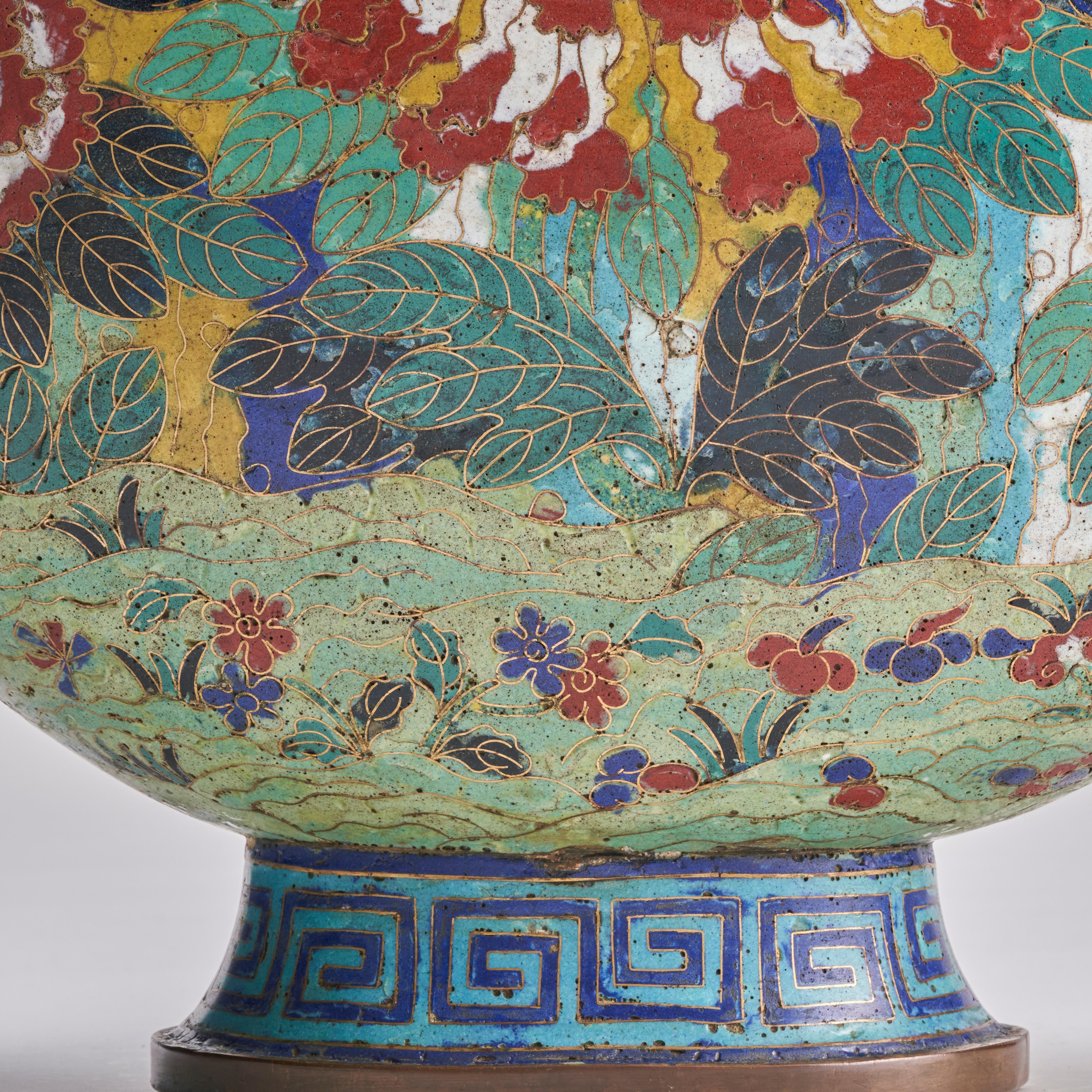 A vibrant, 19th Century Chinese Cloisonne Baoyueping (Moon flask)  For Sale 7