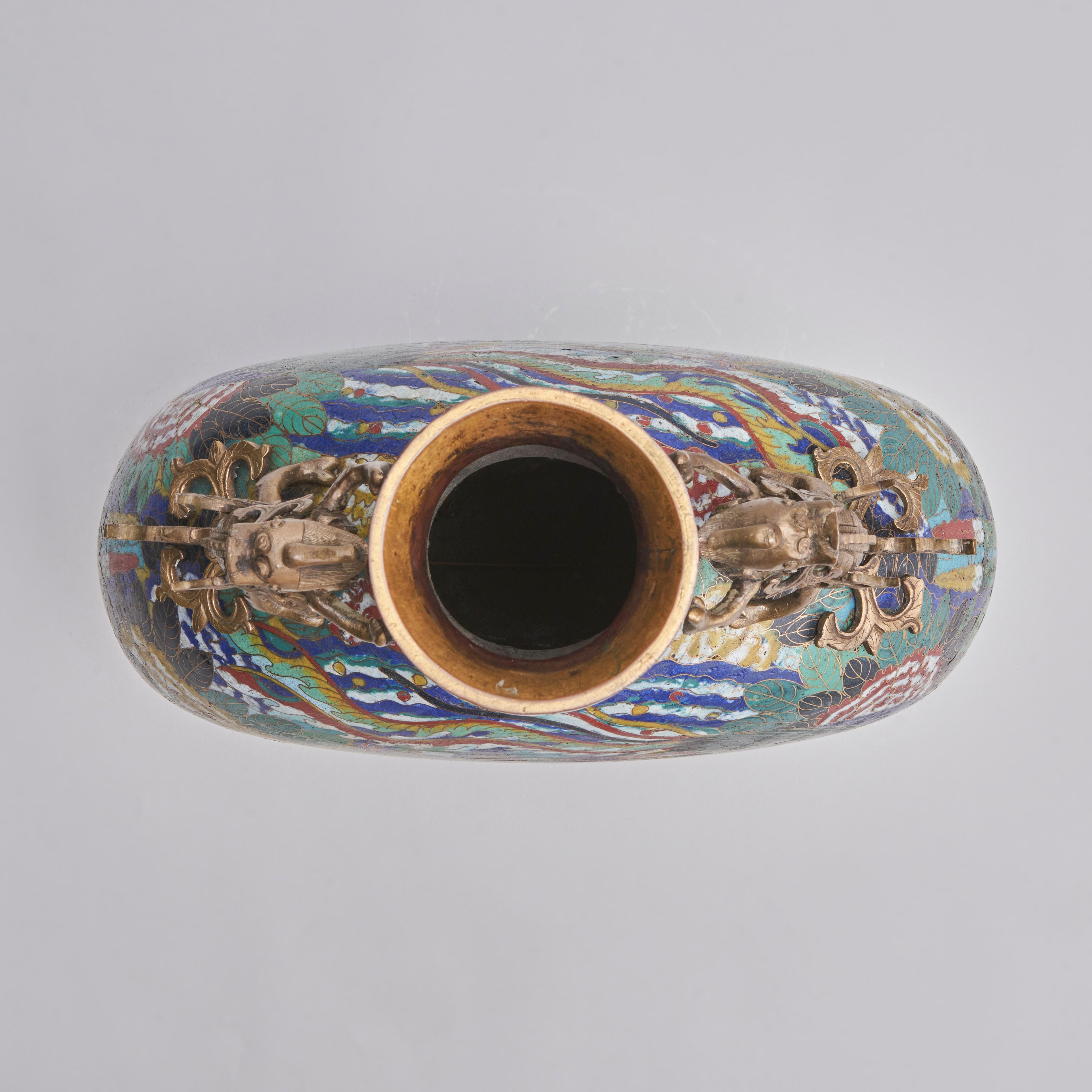 A vibrant, 19th Century Chinese Cloisonne Baoyueping (Moon flask)  In Good Condition For Sale In London, GB