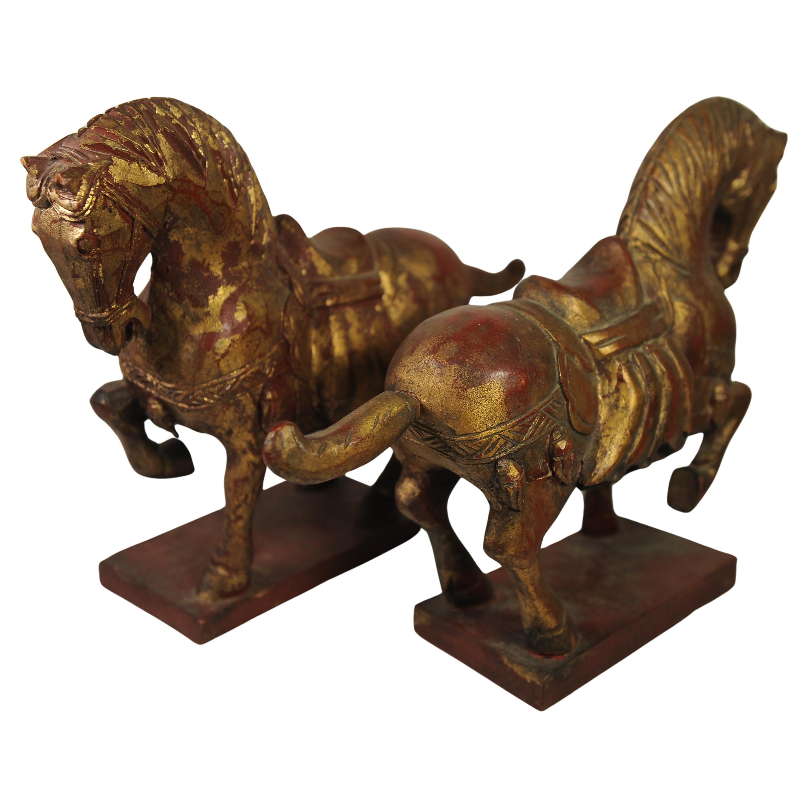 Paire de chevaux chinois peints et sculptés à la main de style Tang Dynasty Bon état - En vente à Reading, Berkshire