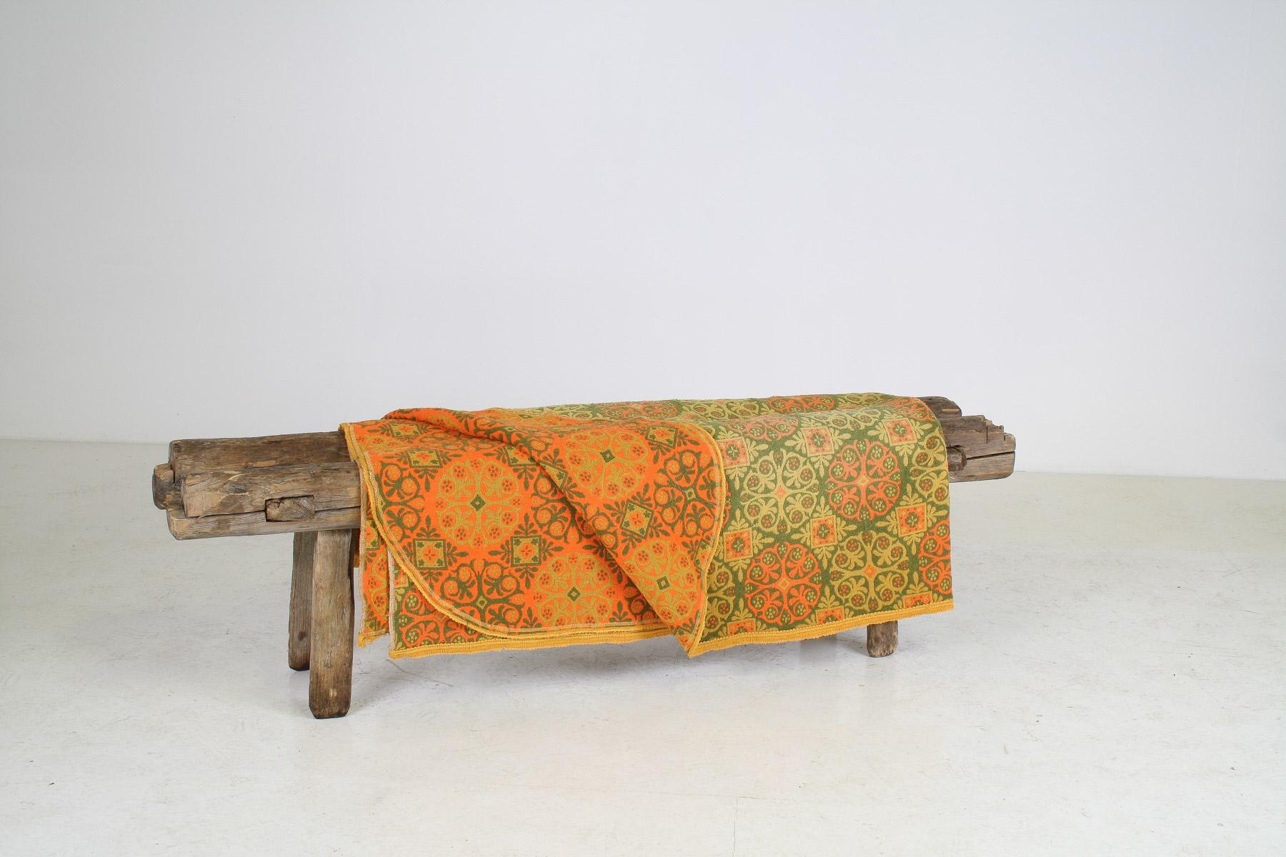 Plaid en laine Boho Vibrant 1960s Mid-Century Blanket Throw.
Embrassez la chaleur et la fantaisie des années 1960 avec ce superbe plaid en laine boho du milieu du siècle, dont la teinte orange citrouille est saisissante. Parfait pour ajouter une