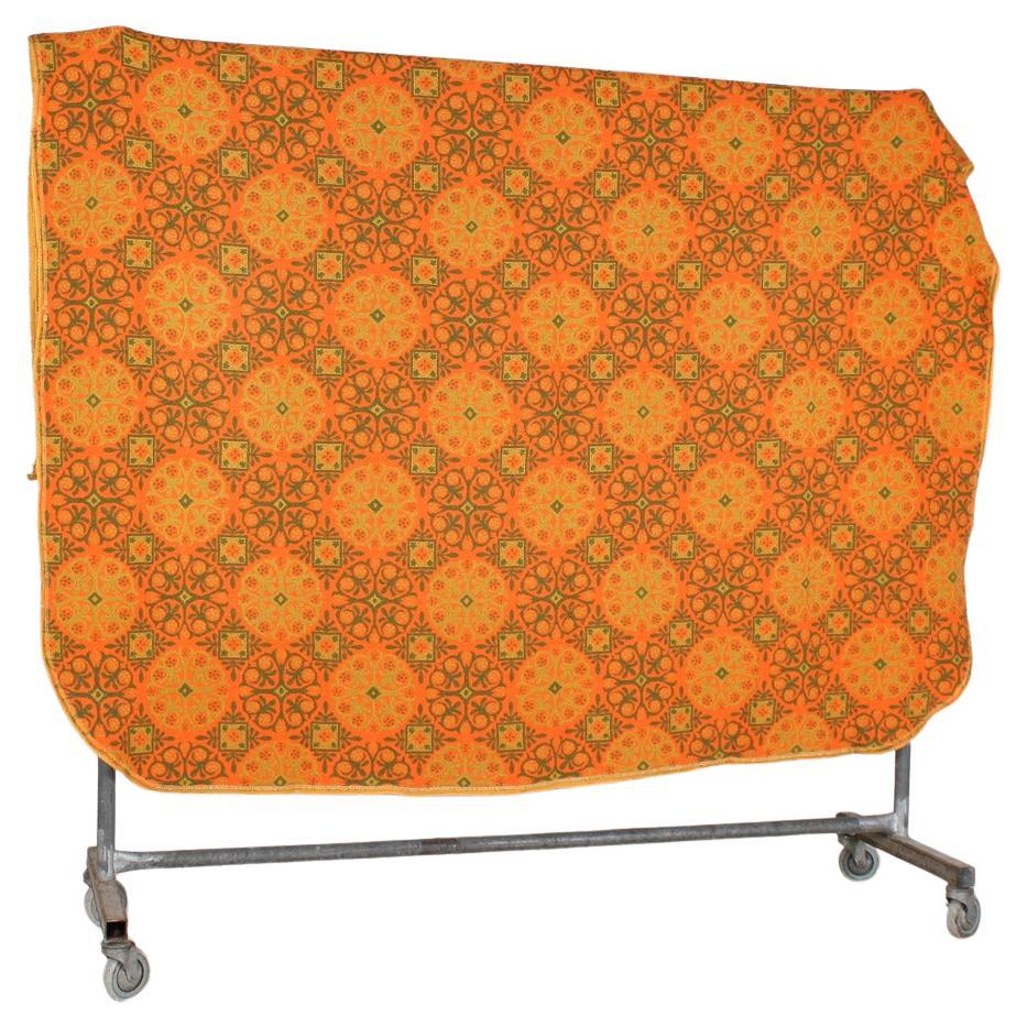 Una vibrante manta de lana boho vintage de mediados de siglo de 1960 en naranja calabaza