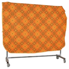 Una vibrante manta de lana boho vintage de mediados de siglo de 1960 en naranja calabaza