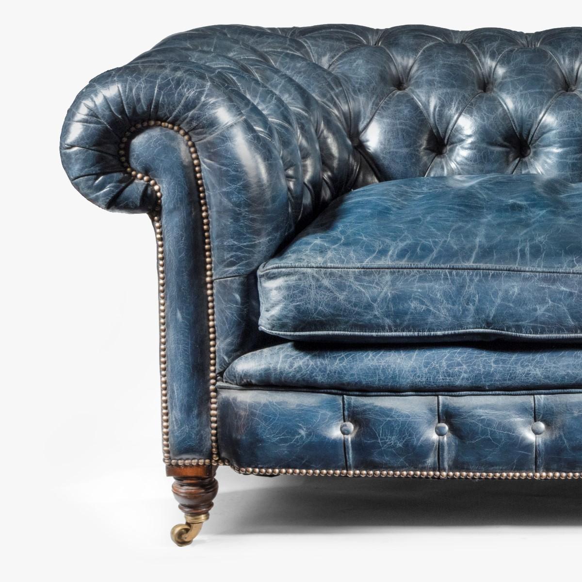 Zweisitziges viktorianisches Chesterfield-Sofa aus Leder im Zustand „Gut“ in Lymington, Hampshire