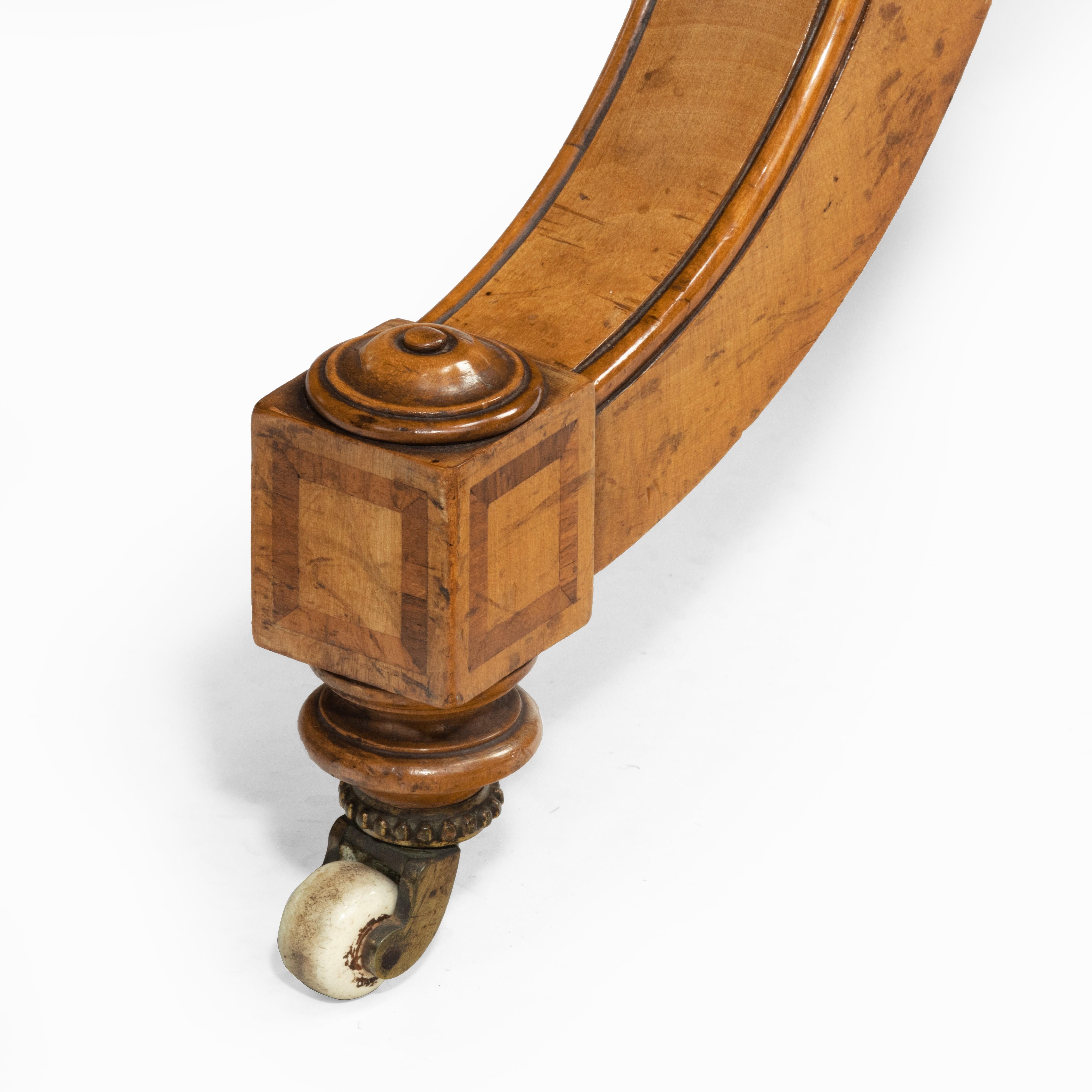 Victorien Table à écrire victorienne en bouleau ou en bois de satin, attribuée à Holland and Sons en vente