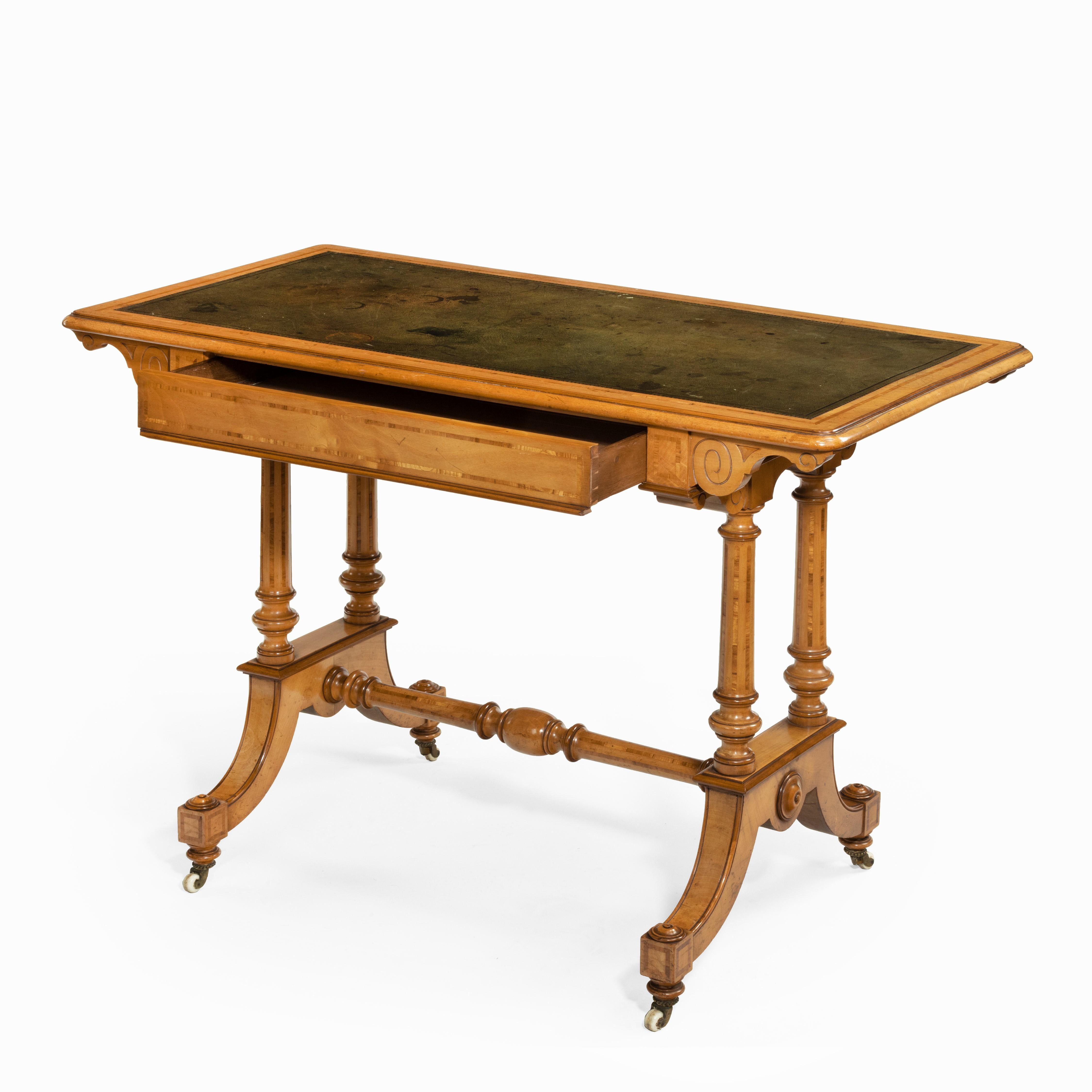 Anglais Table à écrire victorienne en bouleau ou en bois de satin, attribuée à Holland and Sons en vente