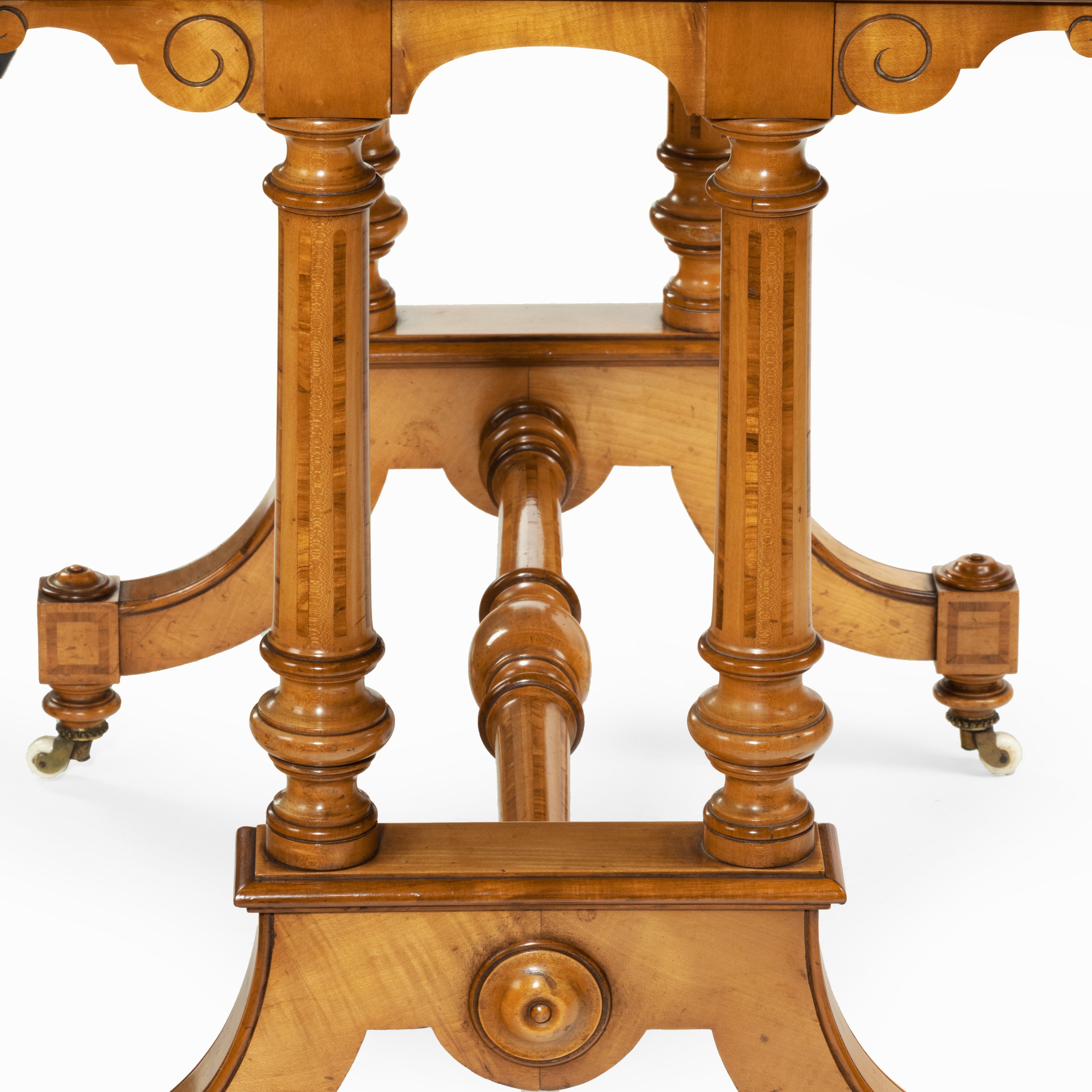 Céramique Table à écrire victorienne en bouleau ou en bois de satin, attribuée à Holland and Sons en vente