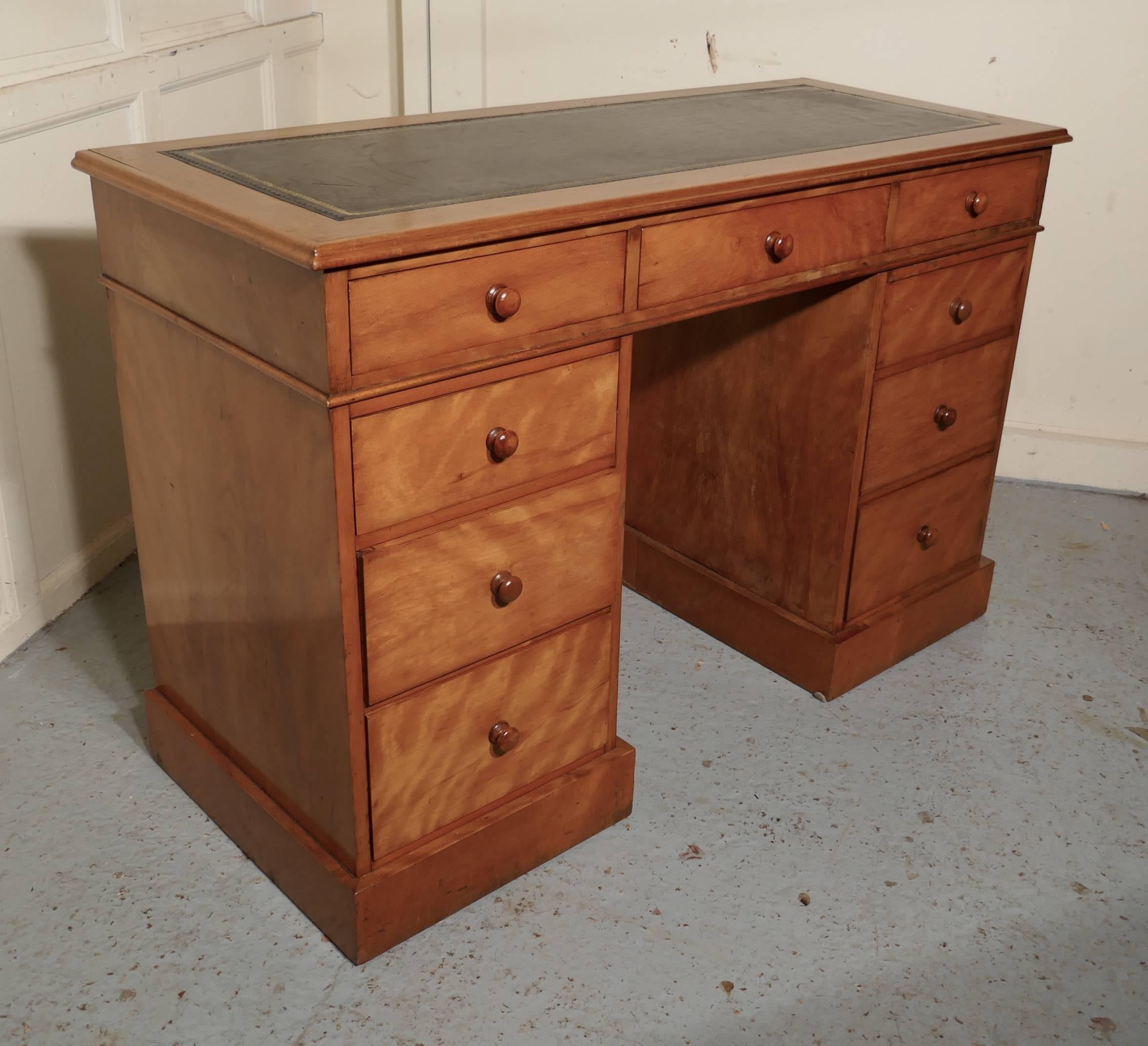 Victorian Birch Pedestal Desk In Good Condition In Chillerton, Isle of Wight