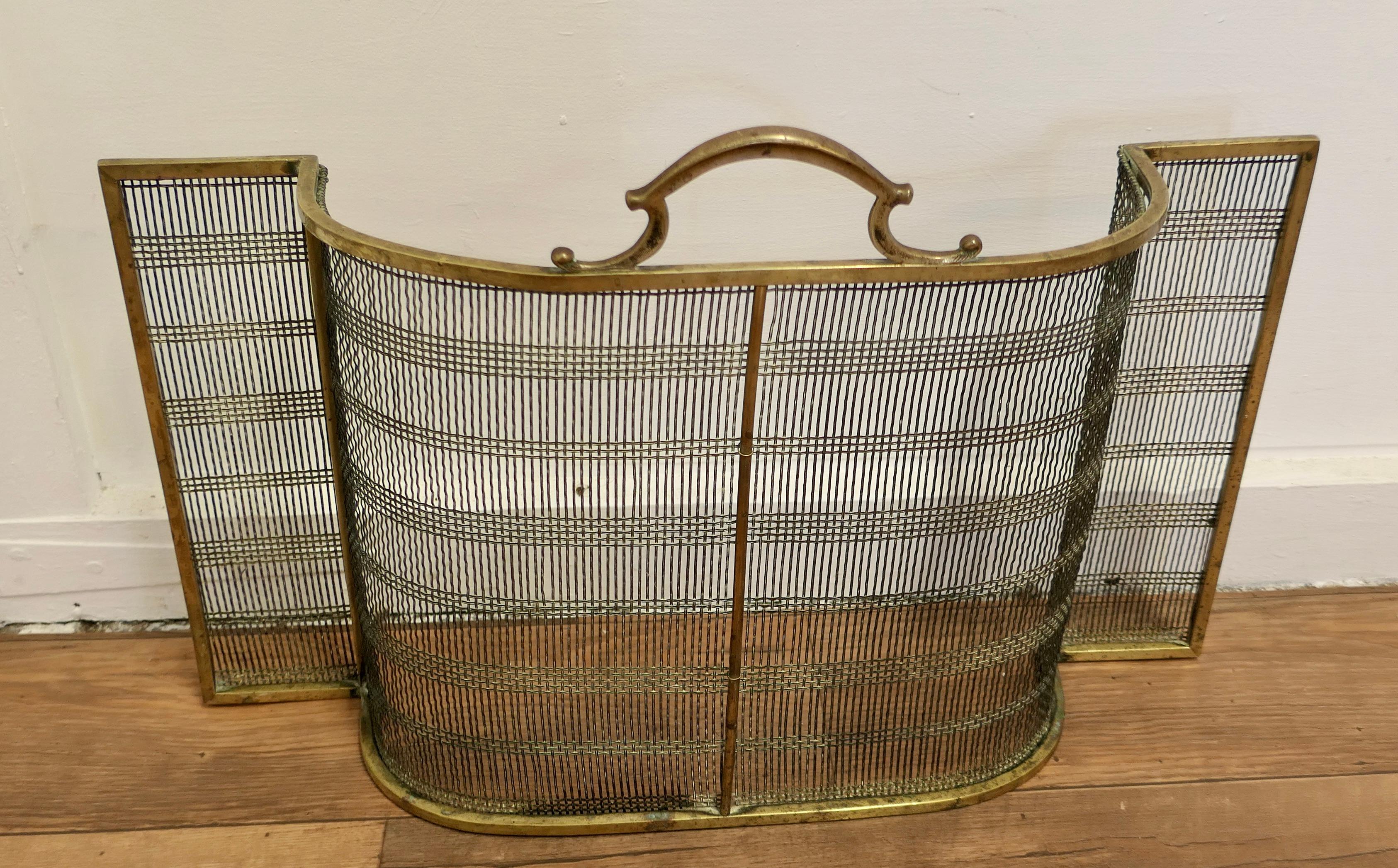 Victorian Bowed Brass Nursery Fire Guard, a Victorian Antique Fire Guard  In Good Condition For Sale In Chillerton, Isle of Wight