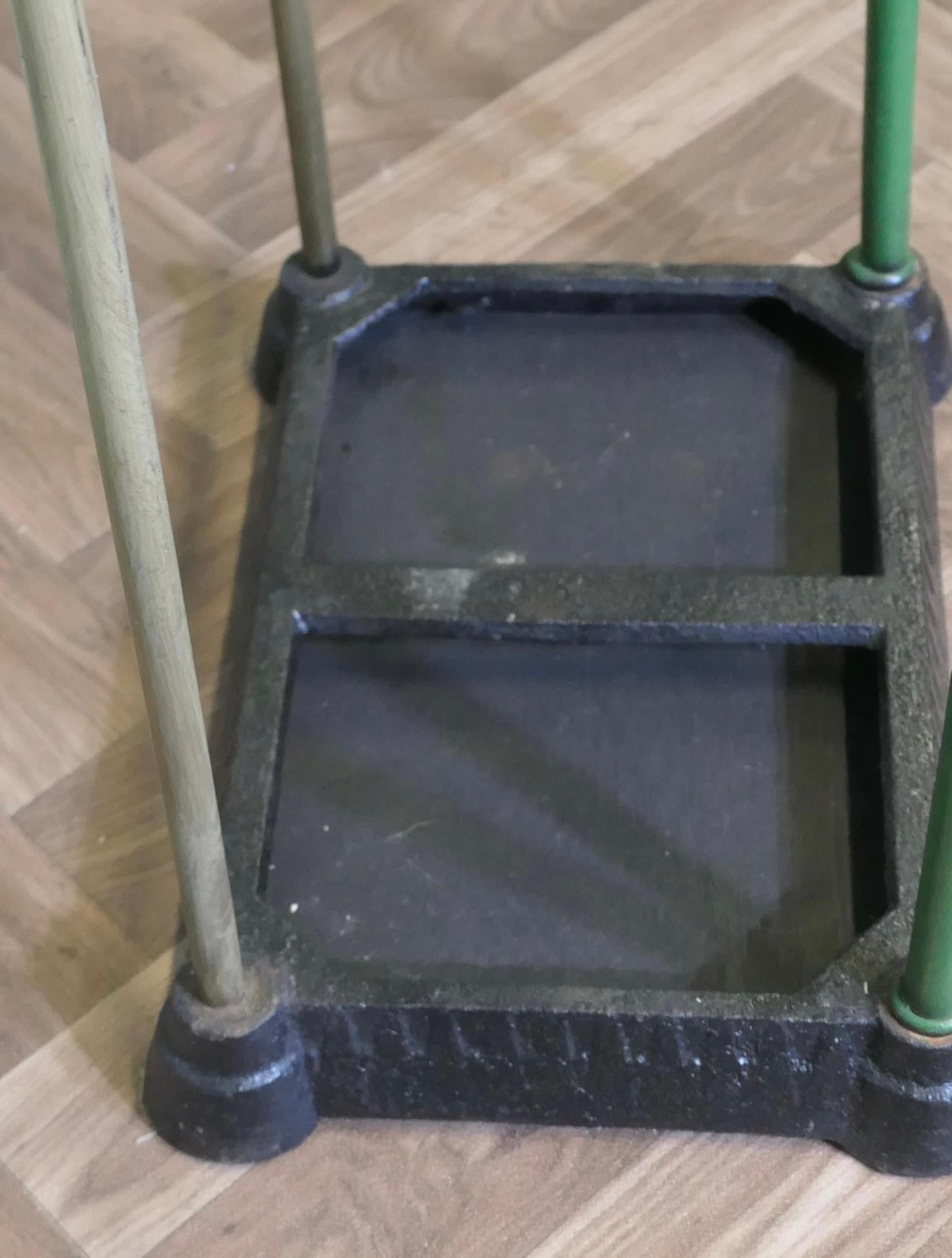 XIX secolo Un bastone da passeggio o portaombrelli vittoriano in ottone e ghisa in vendita