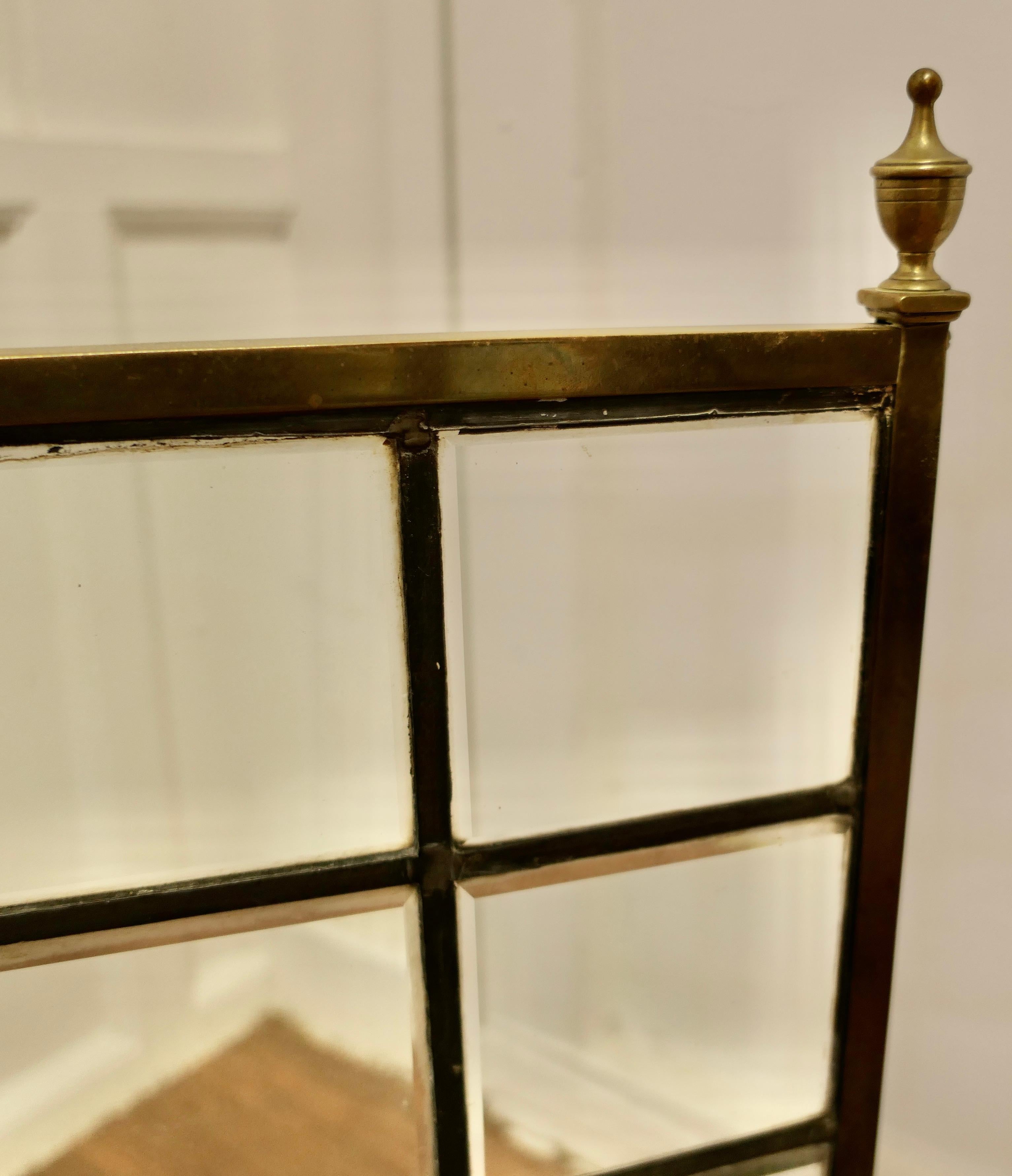 Ein viktorianischer Jugendstil-Feuerschirm aus Messing und Glas    im Angebot 2