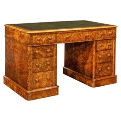 Escritorio de pedestal victoriano de nogal con rebabas de Druce & Co.