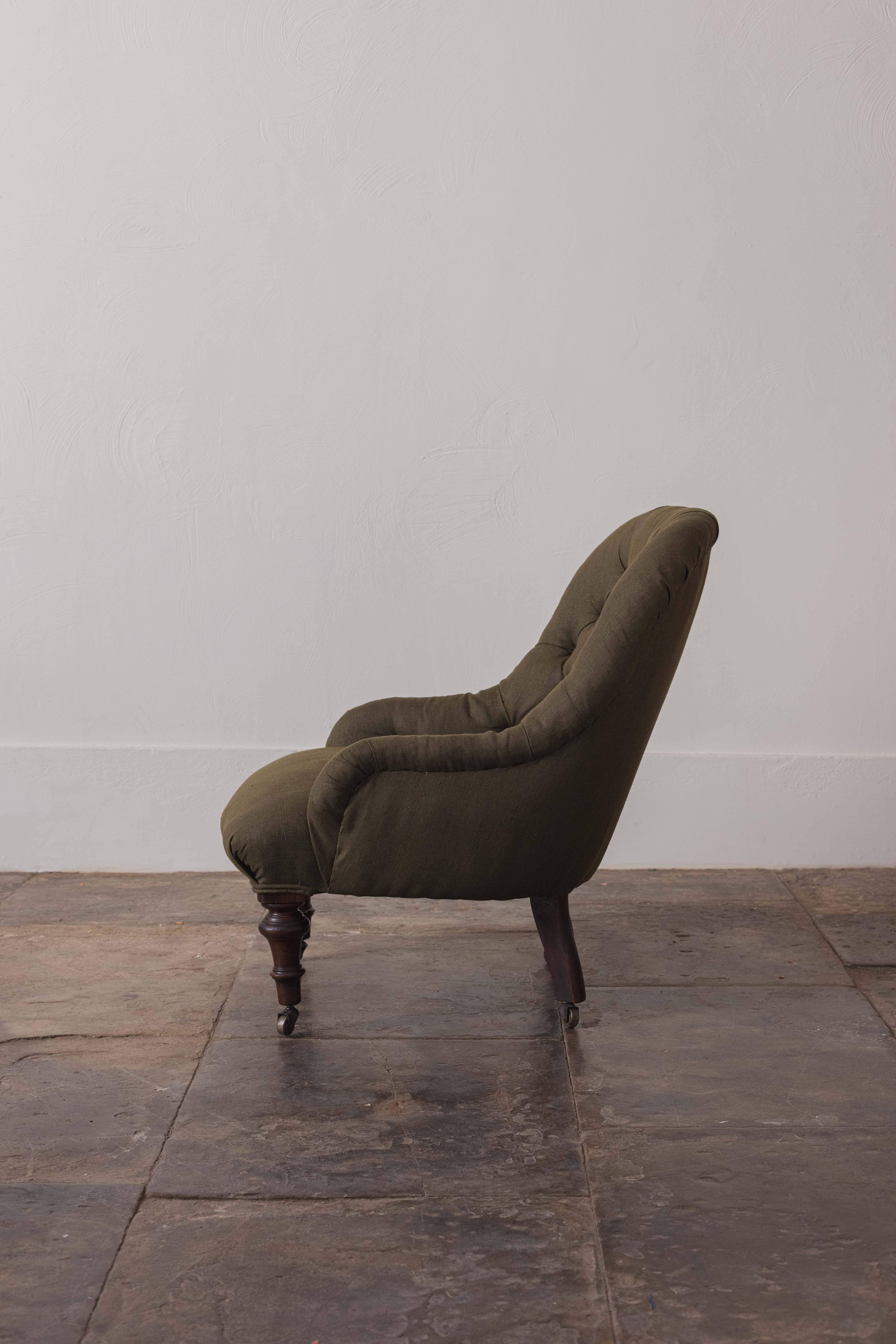 Una piacevole poltrona del primo periodo vittoriano, rivestita in lino verde scuro. Piccolo ed estremamente confortevole. 

Inghilterra, circa 1840