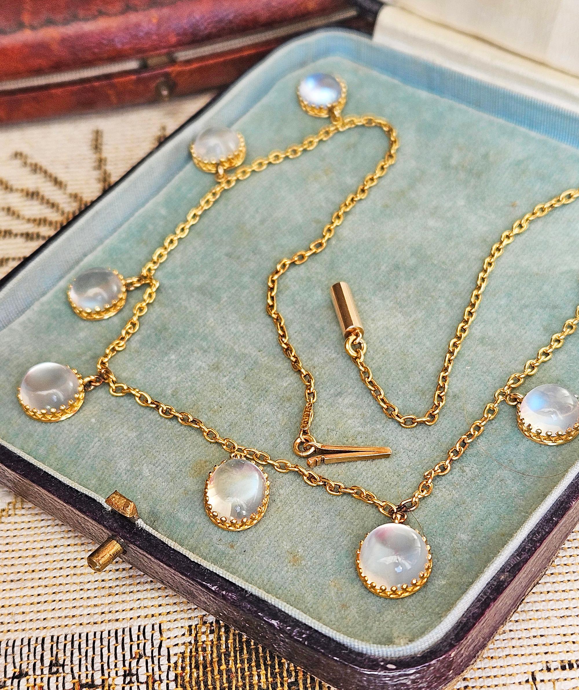 A.I.C. vittoriano del 1870 Collana graduata con frangia di pietra di luna blu da 21,0 ct. in oro 15 ct. in vendita 8