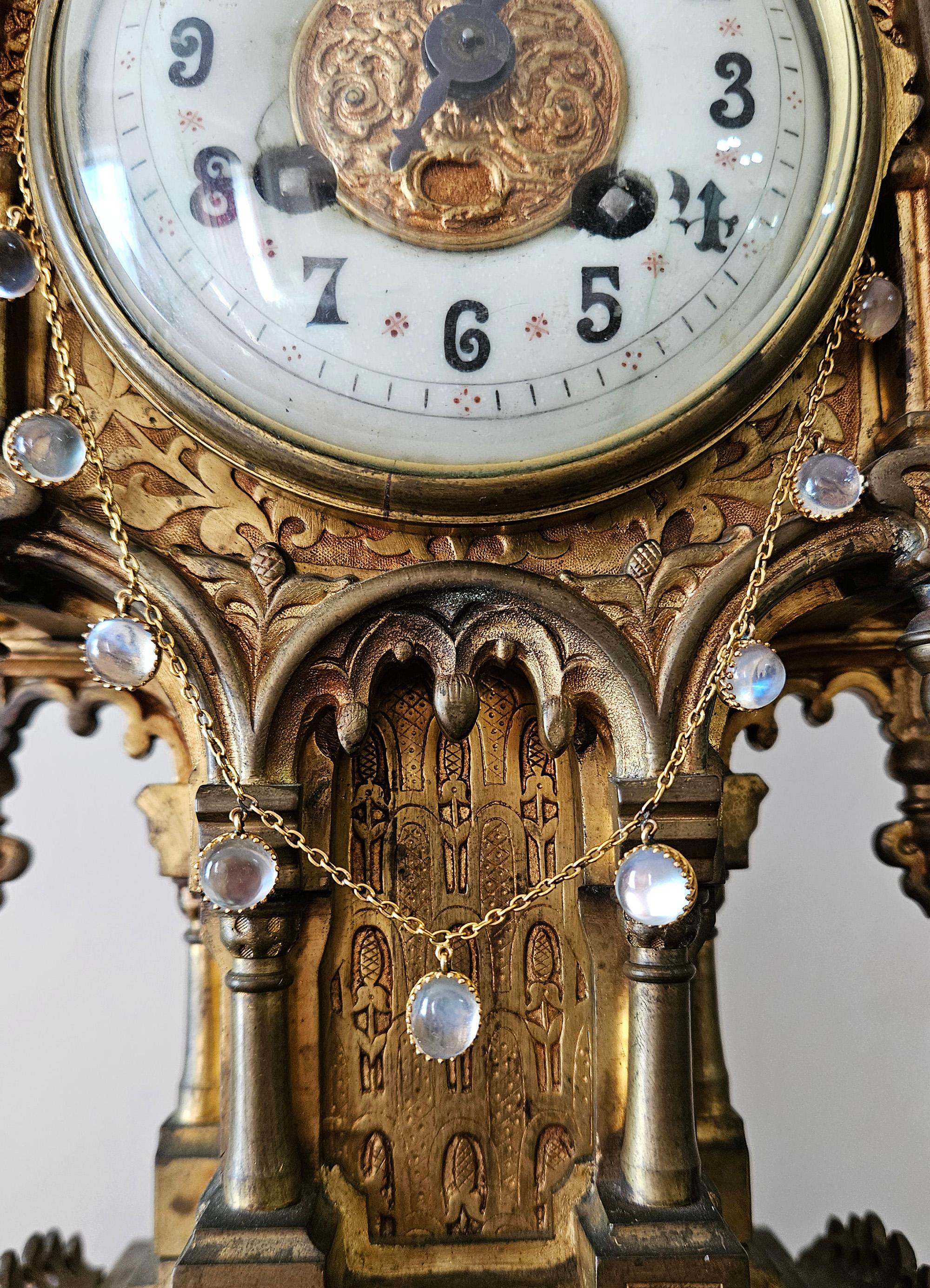 Raro, del 1870 circa.... Un'autentica collana a frange in oro 15ct, leggermente graduata, di pietra lunare.

Gocce d'acqua! Lo stile dominante degli anni 1860-1880 era caratterizzato da un'articolazione super sexy e da un'autentica collana a catena