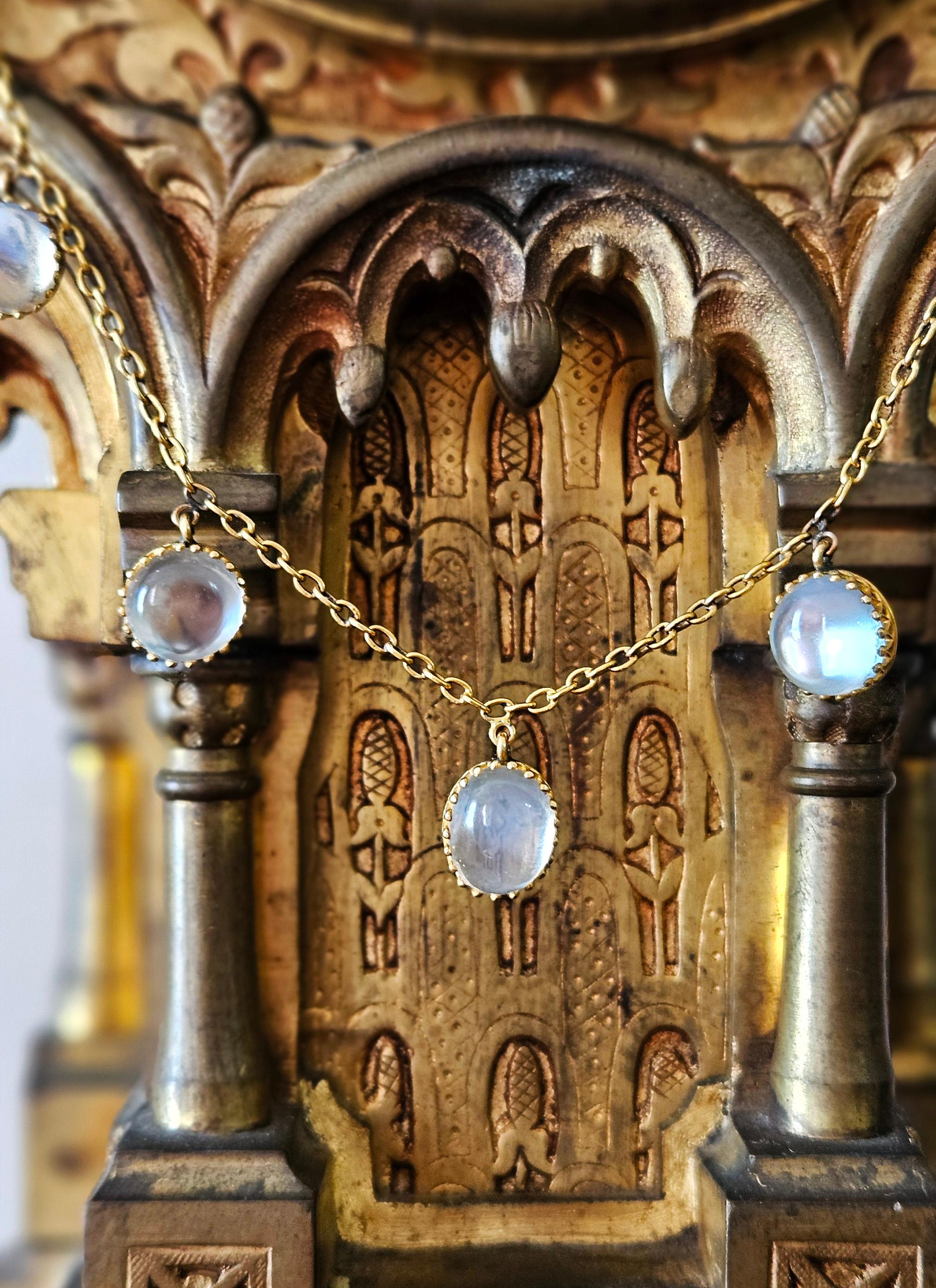 Vittoriano A.I.C. vittoriano del 1870 Collana graduata con frangia di pietra di luna blu da 21,0 ct. in oro 15 ct. in vendita