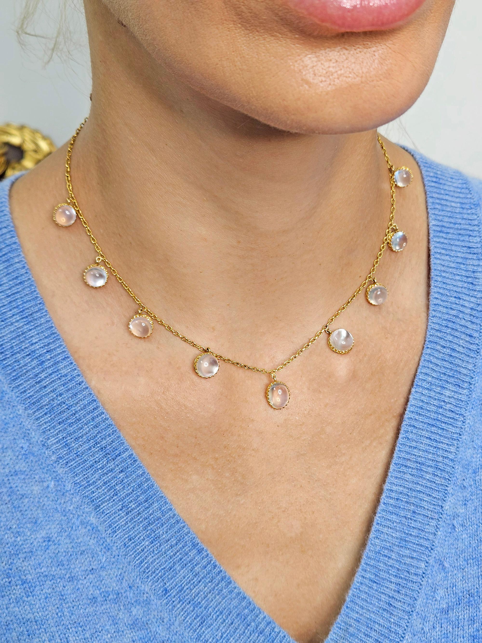 Cabochon A.I.C. vittoriano del 1870 Collana graduata con frangia di pietra di luna blu da 21,0 ct. in oro 15 ct. in vendita