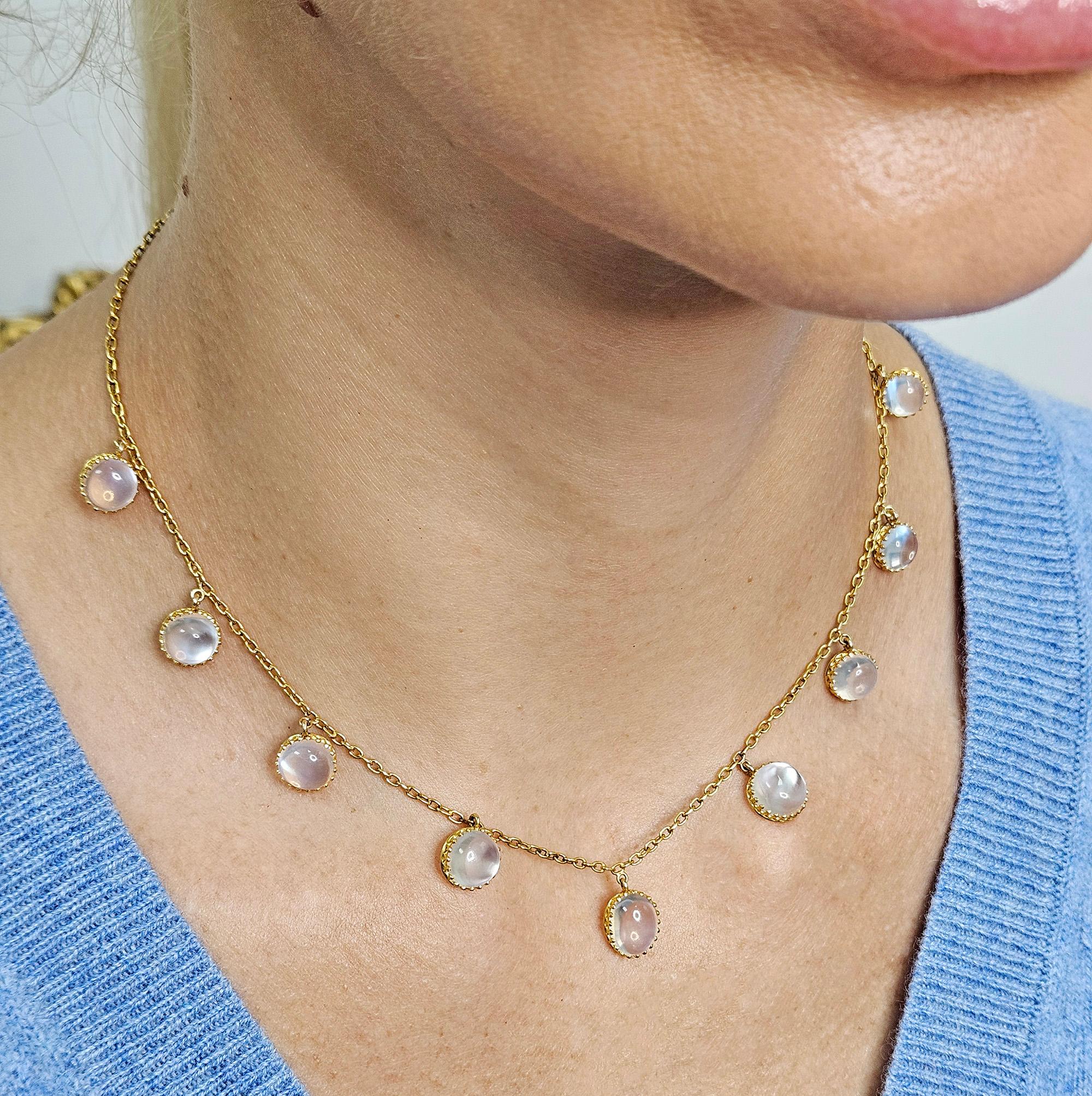 A.I.C. vittoriano del 1870 Collana graduata con frangia di pietra di luna blu da 21,0 ct. in oro 15 ct. in vendita 1