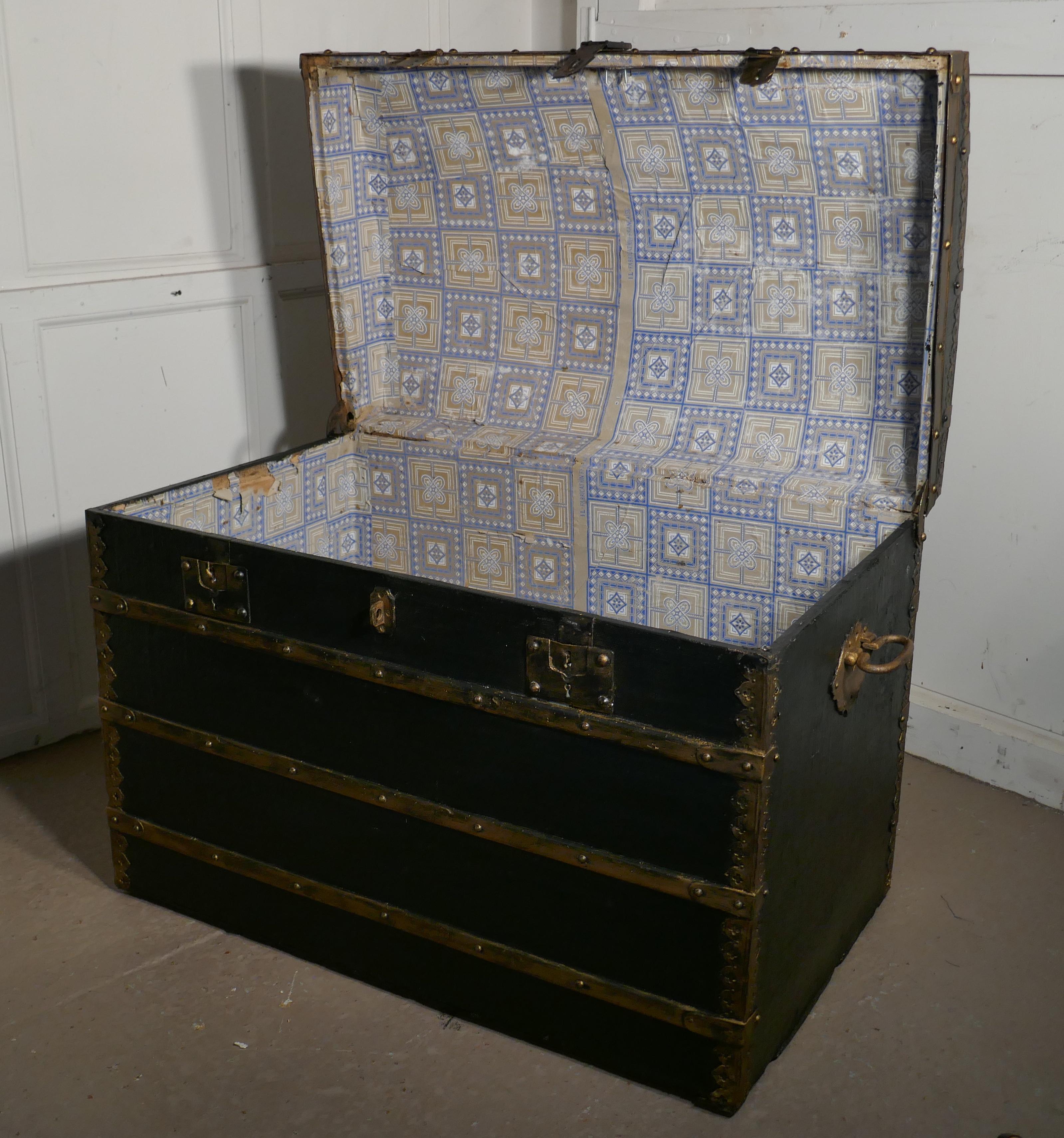 Victorian Canvas Dome Top Traveling Trunk In Good Condition For Sale In Chillerton, Isle of Wight