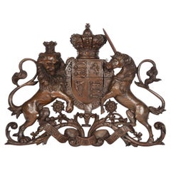Ein viktorianisches geschnitztes königliches Wappen aus Eiche