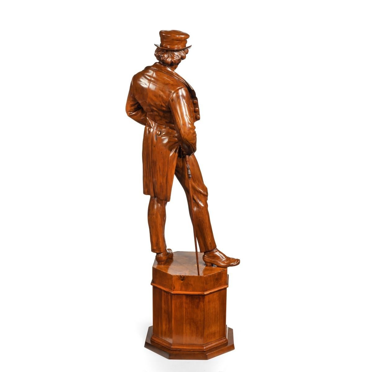 Viktorianische geschnitzte Walnussholzfigur eines modischen Herren, der ein weiches Oberteil trägt (Geschnitzt) im Angebot
